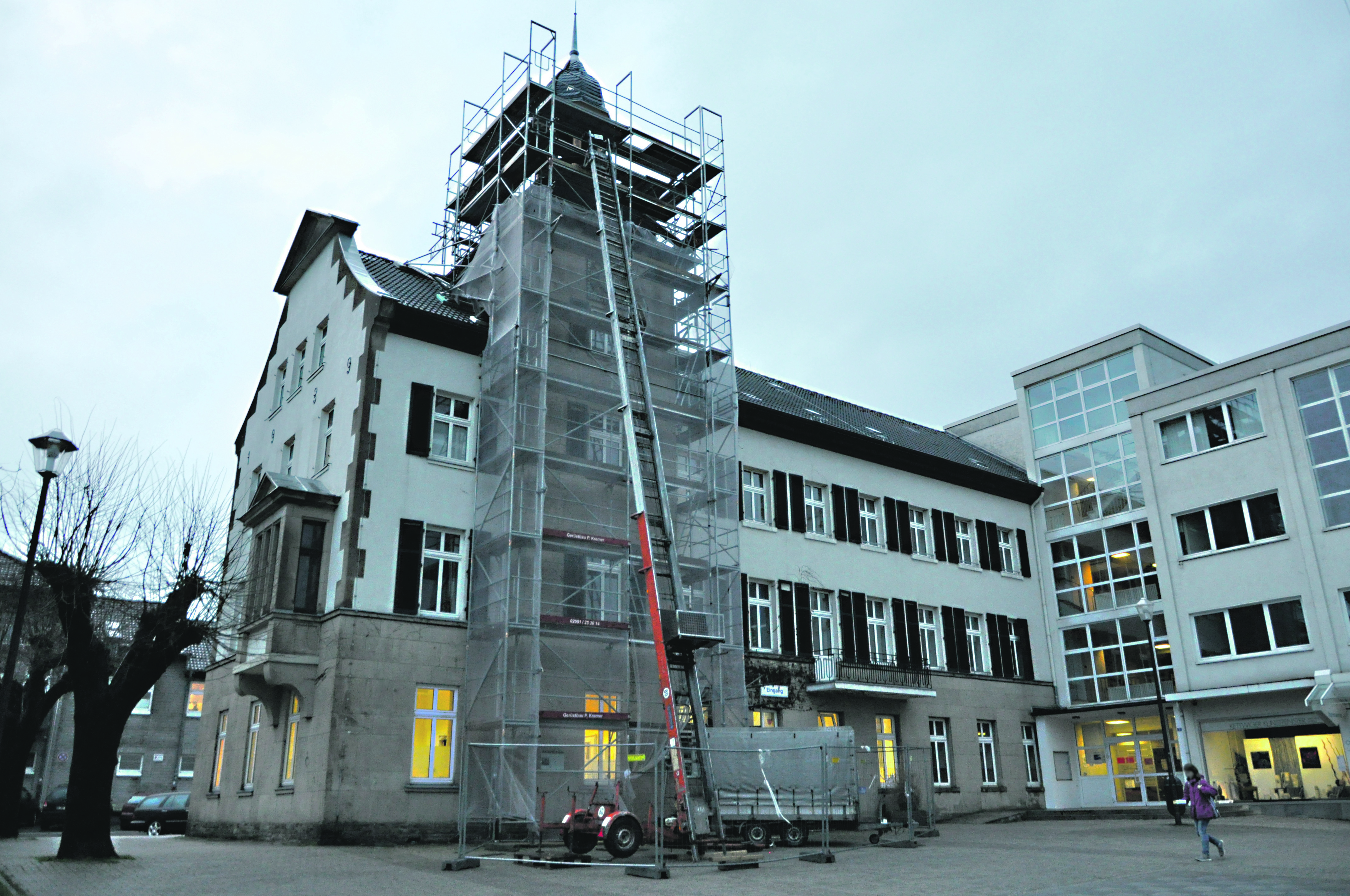34.507 Euro kostete das Gerüst am Rathaus bisher. Foto: Heuer