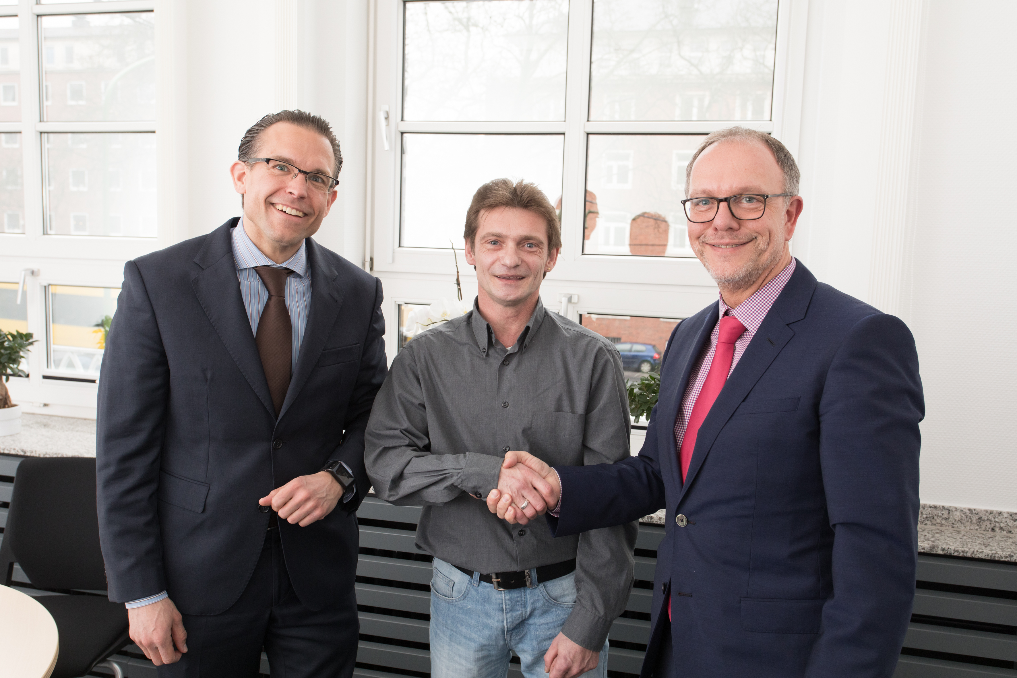 Jörg Gundermann bekam viel Lob vom Vorstand Michael Feller und Uwe Bonan. "Kollegen wie Sie brauchen wir“, bedanken sich beide bei dem beherzt handelnden Busfahrer.