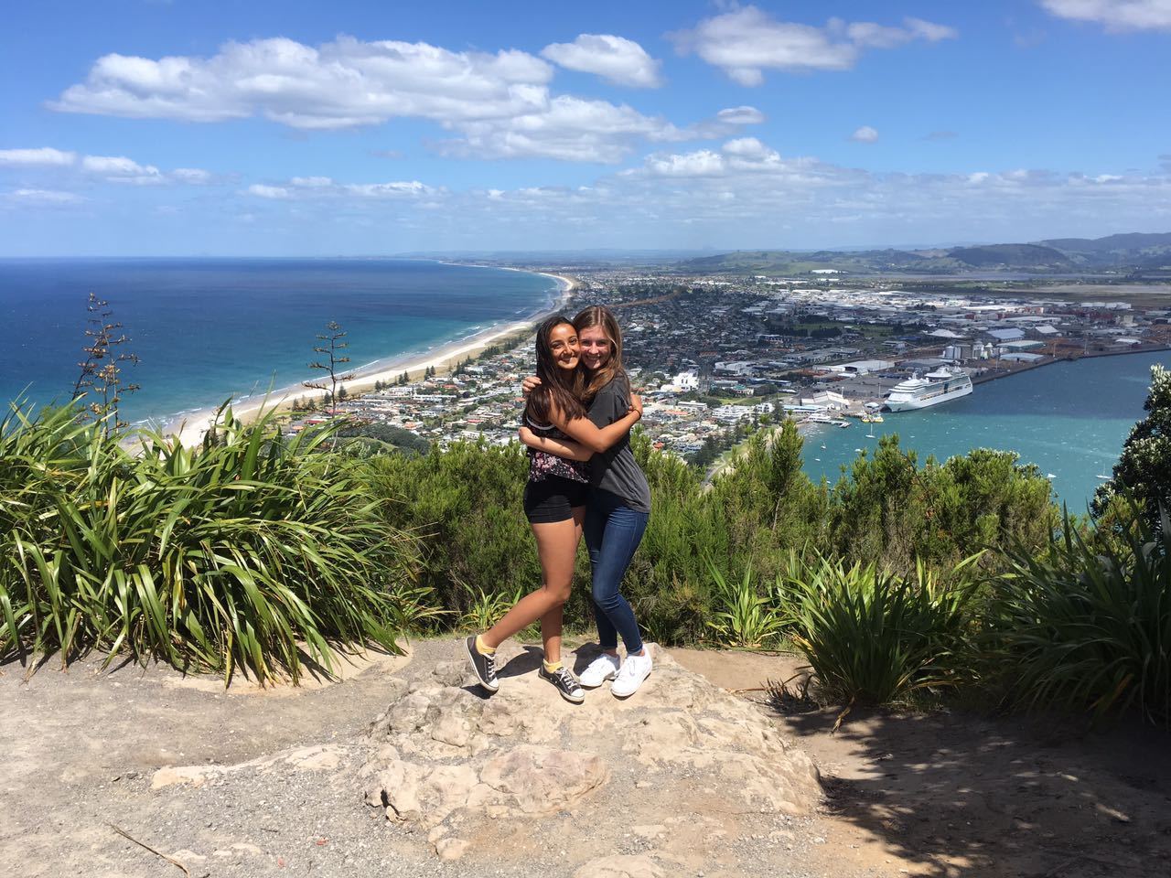 Traumhafte Aussicht auf der Nordinsel: Lena (r.) mit einer Freundin auf dem Mount Maunganui. Im Hintergrund kann man den gleichnamigen Vorort der Hafenstadt Tauranga sehen, wo Lena zur Schule geht. Foto: privat