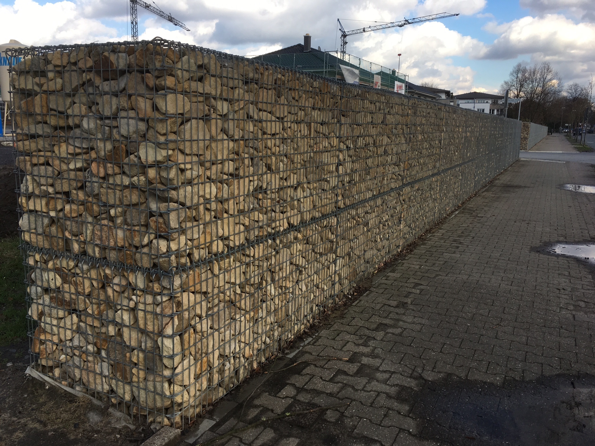 Die Gabionenwand in Nordlünen ist ein unschönes Unikat in Lünen.