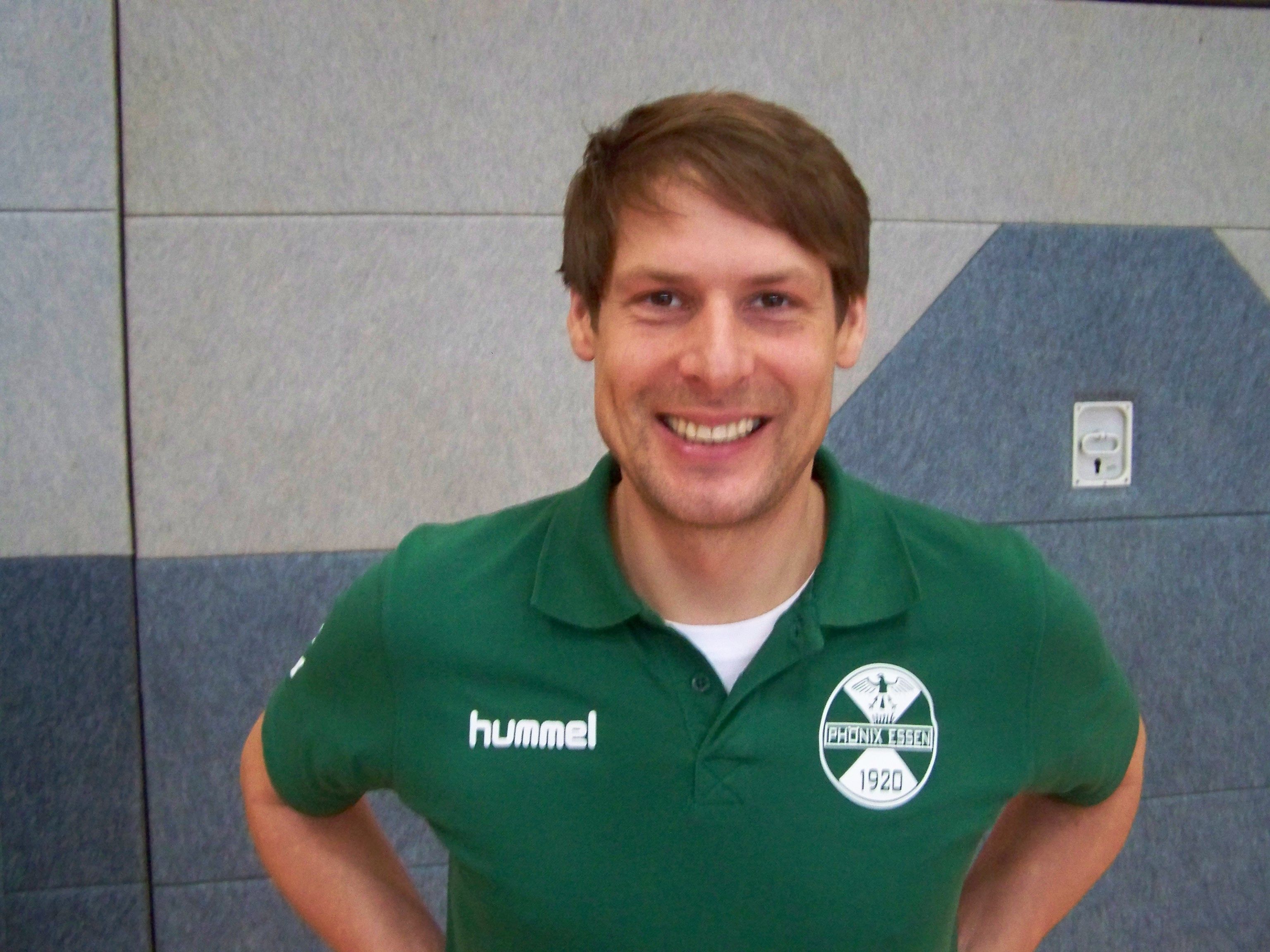 SC Phönix Essen, Handball Trainer der D - Jugend Sascha Mielewczyk (Photo Marx), seit 12 Jahren Trainer beim SC Phönix Essen, 36 Jahre alt, verheiratet, Hobbies: Fußball (RWE) und Freunde treffen. Besitzer der OSB (Olympischer Sport – Bund) Trainer Lizenz Leistungssport. Saisonziel für die Spielzeit 2017: Fortschritte in und mit der Mannschaft erzielen, Teambewußtsein fördern, Leistungsstand langsam nach oben orientieren und die Lust den Spielern/rinnen am Handball optimieren