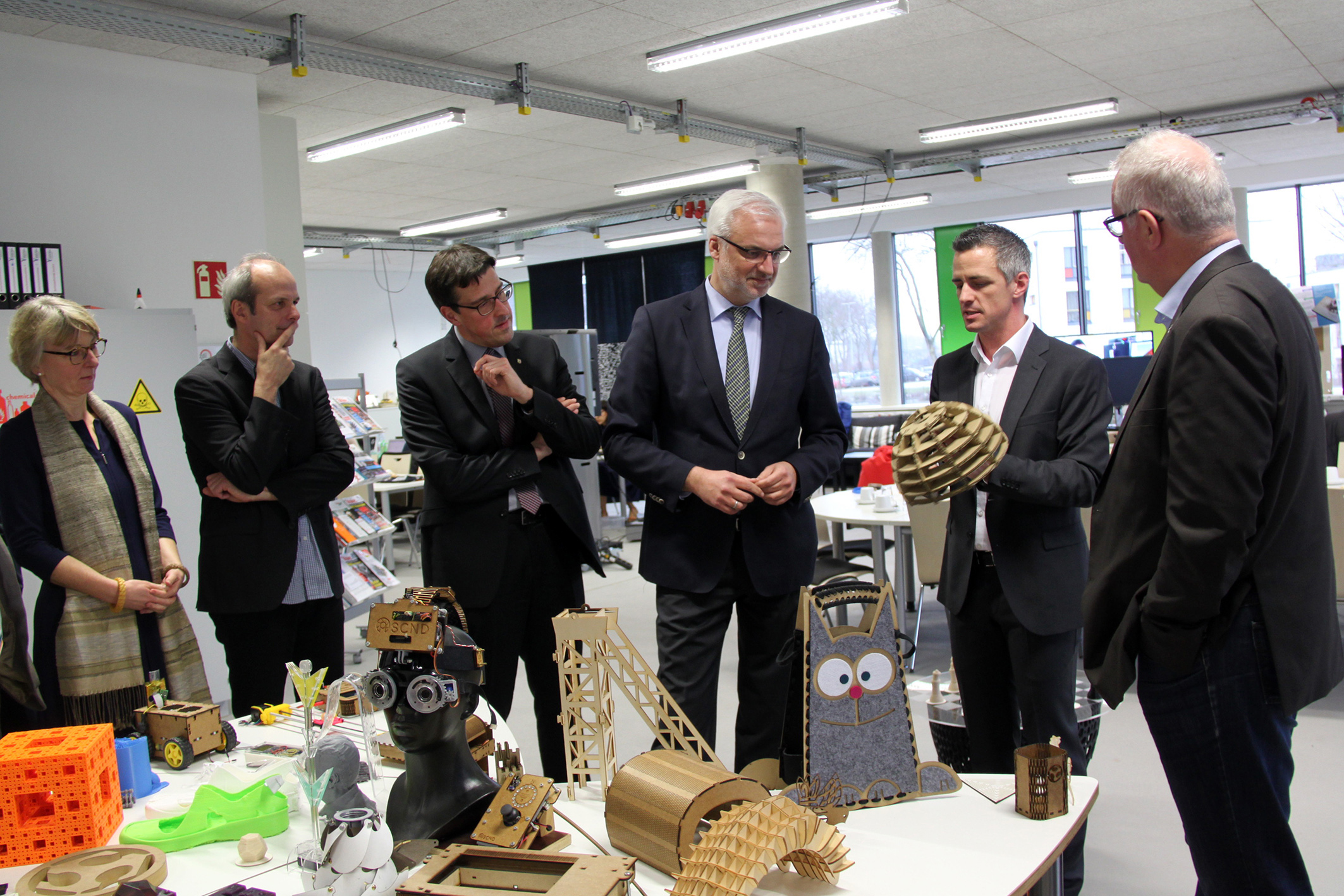 Wirtschaftsminister Garrelt Duin trifft Hochschulpräsidentin Dr. Heide Naderer und den Landtagsabgeordneten Rene Schneider im FabLab der Hochschule Rhein-Waal anlässlich der Eröffnung des 3D-Kompetenzzentrums Niederrhein.
Foto: Hochschule Rhein-Waal