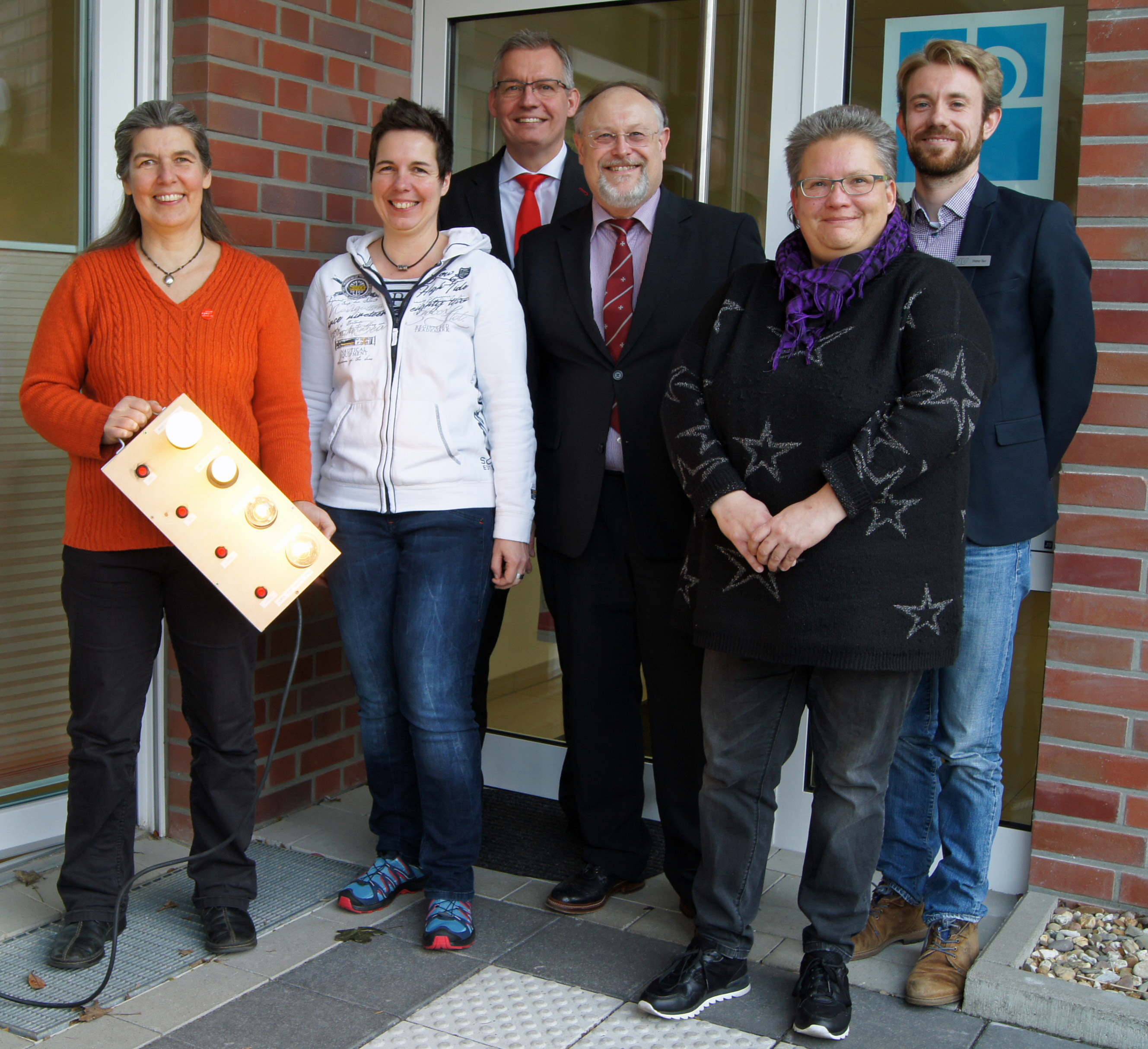 Beim Stromsparen helfen: Jutta Orgassa vom Moerser Arbeitslosenzentrum, Anneke van der Veen, Treff55, Bernd Zibell von der Sparkasse am Niederrhein, Ulrich Geilmann, technischer Beigeordneter der Stadt NeukirchenVluyn, Claudia Groß vom Moerser Arbeitslosenzentrum, und Stephan Baur, Klimaschutzmanager der Stadt Neukirchen-Vluyn (v.li.). Foto: privat