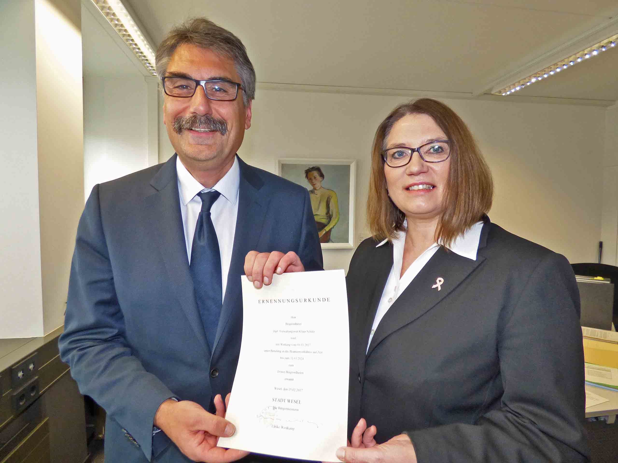 Erster Beigeordneter Klaus Schütz und Bürgermeisterin Ulrike Westkamt sowie die Ernennungsurkunde