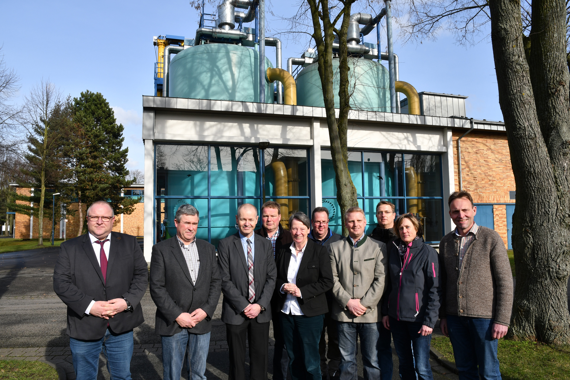 Begrüßten Bundesumweltministerin Dr. Barbara Hendricks (Mitte) am Wasserwerk Wittlaer: Axel Prasch, Vorstand Stadtwerke Duisburg AG (von links), Joachim von Holtum, Vorsitzender der Kooperation, Thomas
Oertel, Leiter Wassergewinnung Stadtwerke Duisburg AG, und (im Bild ganz rechts) Martin Siekerkotte, Wasserschutzberater Landwirtschaftskammer NRW, sowie weitere Mitglieder der Kooperation.