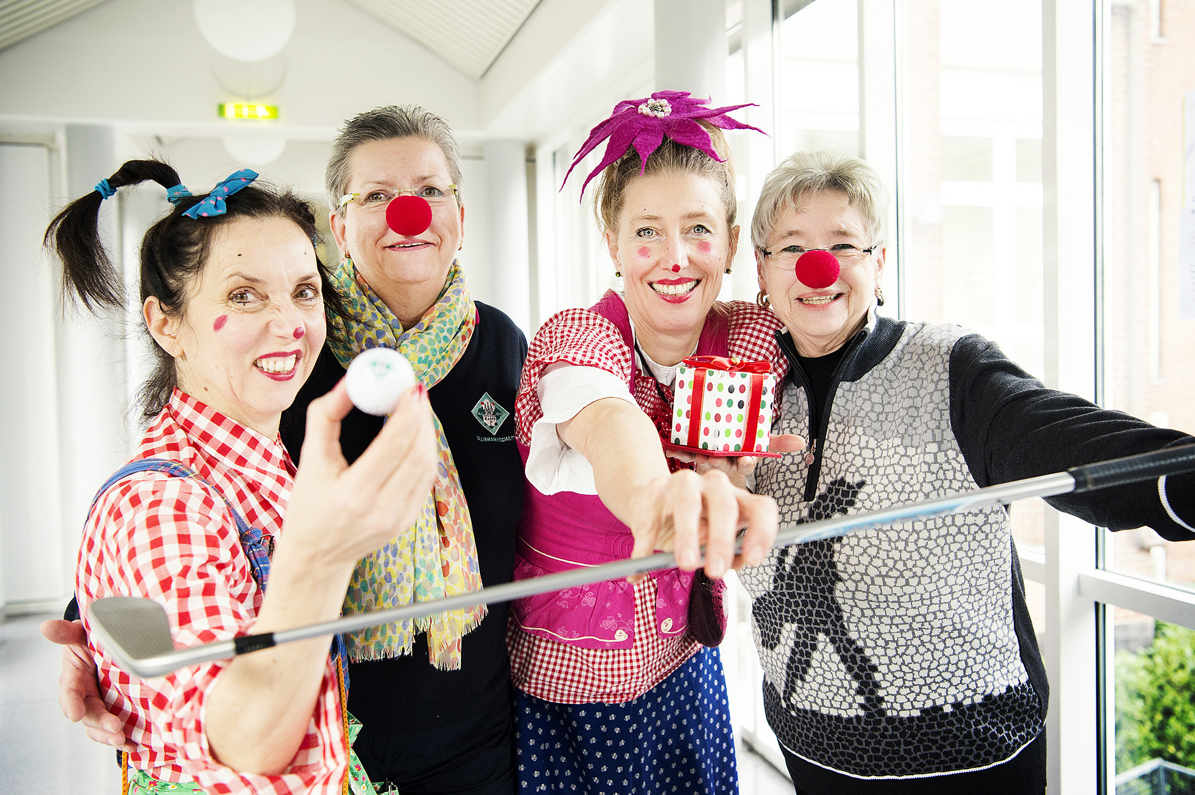 Die Damen-Captains Ursula Gebser (r.) und Brigitte Baltes (2.v.l.) übergaben im Namen der Damen-Abteilung des Golfclubs Kloster Kamp eine vierstellige Spende an die beiden Klinikclowns Iris Heldt alias Stift (l.) und Silke Eumann alias Flocke (2.v.r.).
Foto: KBM/Engel-Albustin