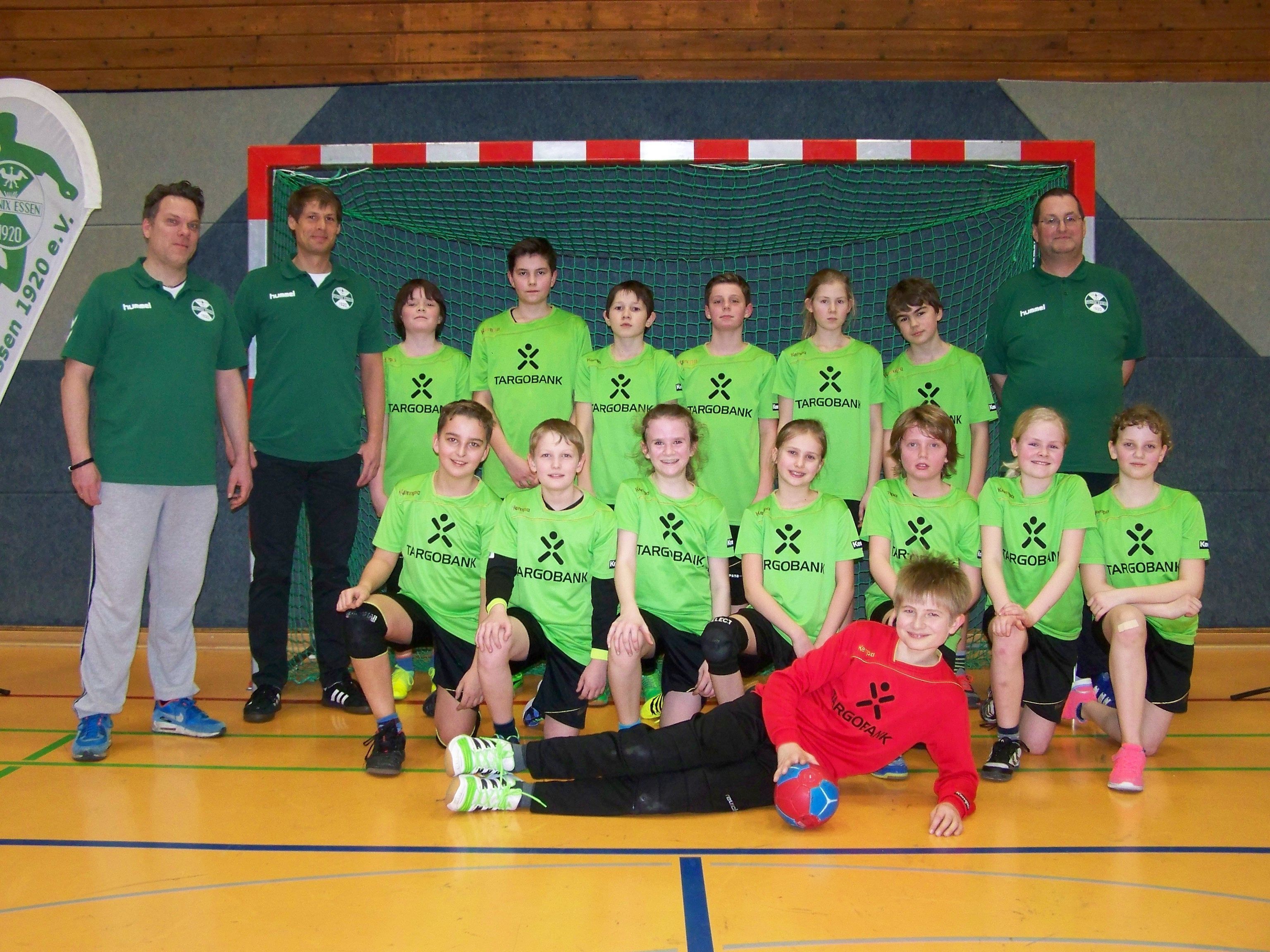 SC Phönix Essen, Handballmannschaft D1 Jugend (Photo Marx), hinten, v.l.: Co. Trainer Jens Schattberg, Trainer Sascha Mielewczyk, Julian Breuer, Julius Pietsch, Felix Boy, Marian Wodarczak, Emely Baehr, Luca Kurzok, Co. Trainer Ralf Brand, davor, v.l.: Julian Kondziak, Elias Logothetis, Lea Tiggelbeck, Josy Röder, Tim Schattberg, Johanna Baehr, Sarah Sebastian, vorne Tom Burmann. Es fehlen Raphael Köhler und Henri Ritter