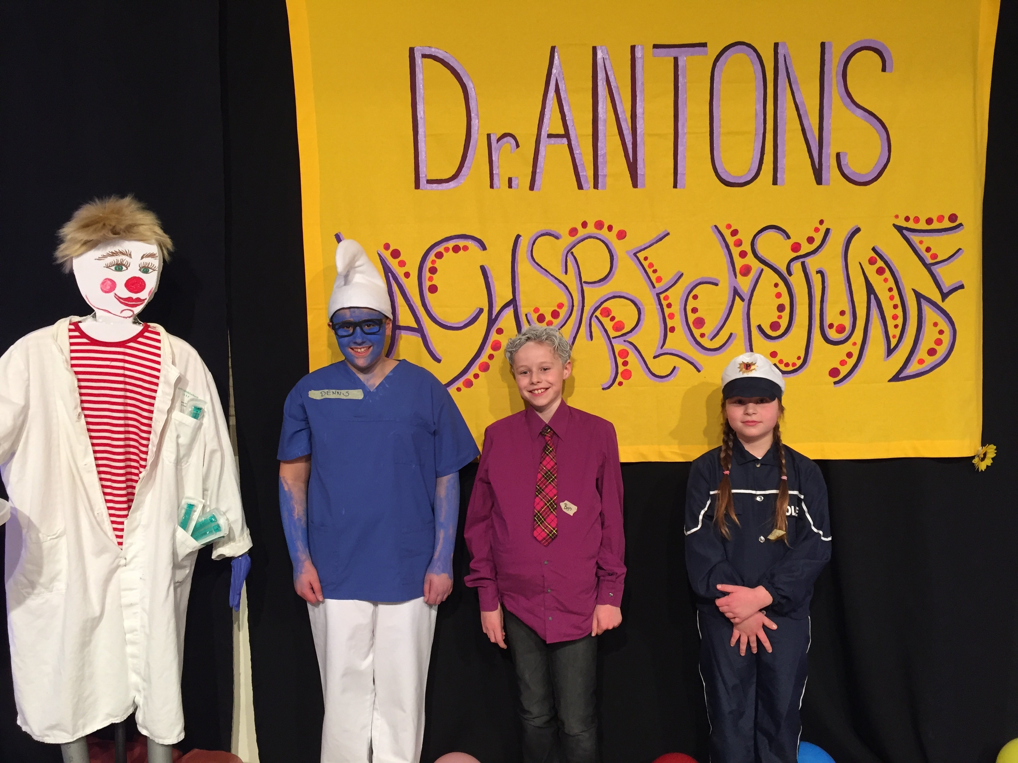 Der Kinderkarneval findet statt - Schlaubi Schlumpf Dennis Tunc, Opa Ben Burgsmüller und Polizistin Flora Burgsmüller freuen sich.