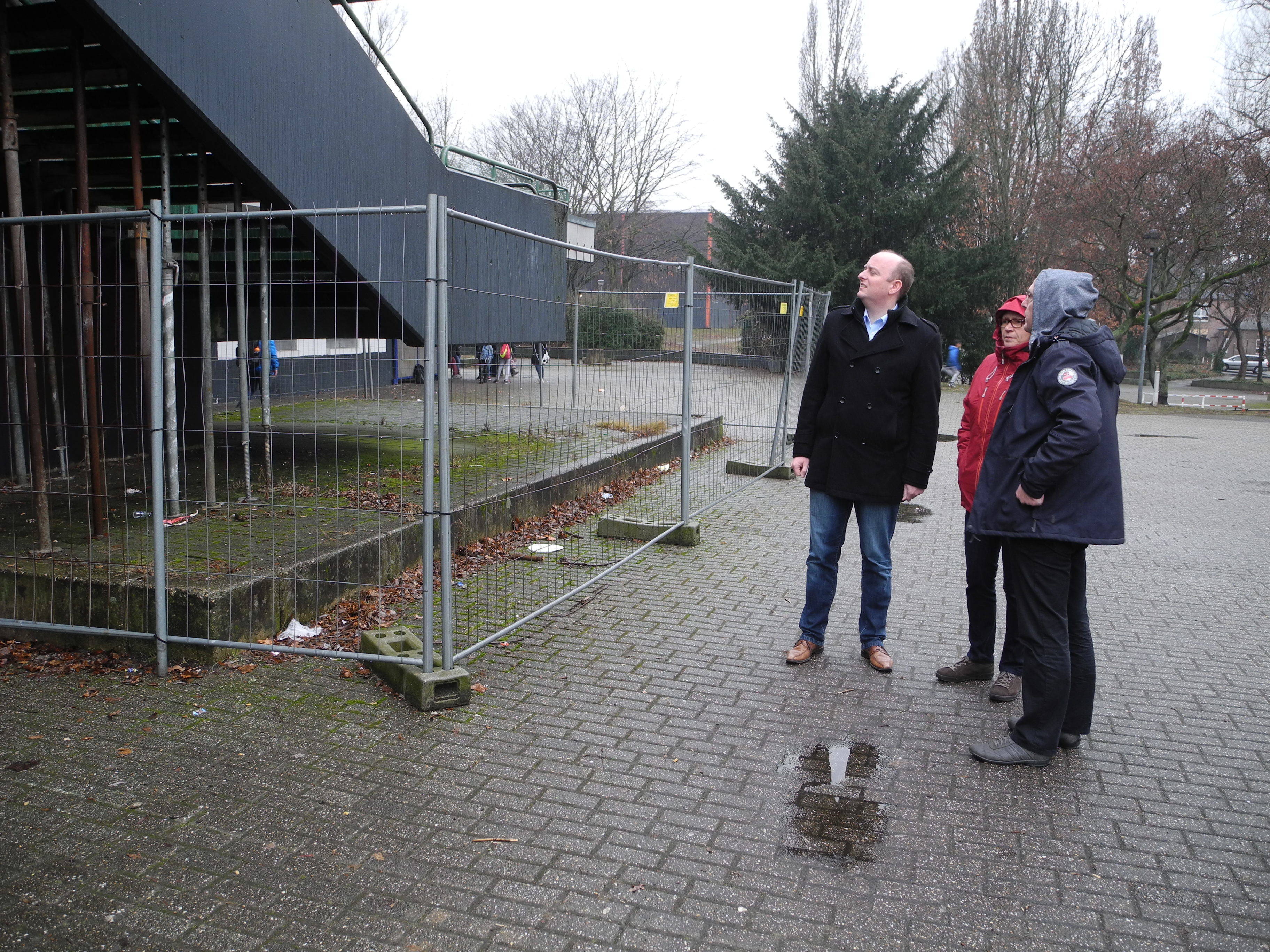 Pures Entsetzen bei Matthias Hauer MdB - der Rettungsweg der Gesamtschule Bockmühle ist gesperrt - baufällig! Fotos: Schattberg