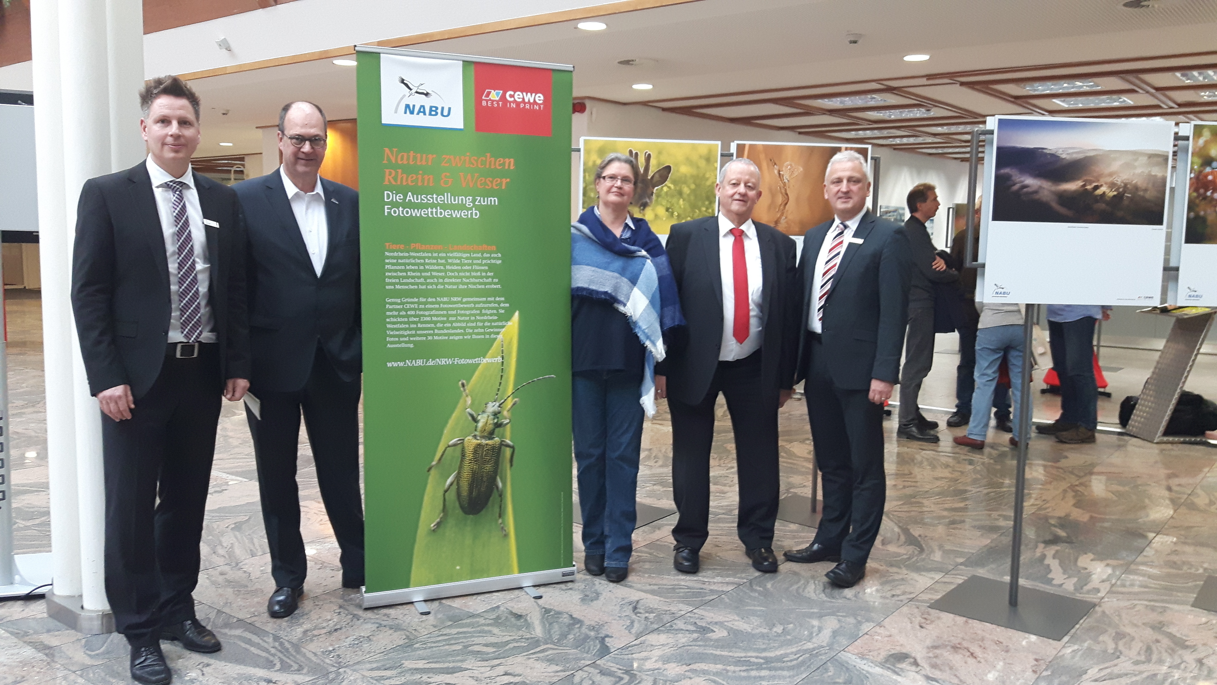Dirk van Buer (Sparkassenstiftung), Bernhard Kamp (Geschäftsführer NABU NRW), Ute Kühler (NABU-KV Recklinghausen), Karl Drees (Vertriebsleiter CEWE), Guido Twachtmann (Dirketor Sparkasse Vest in Recklinghausen)