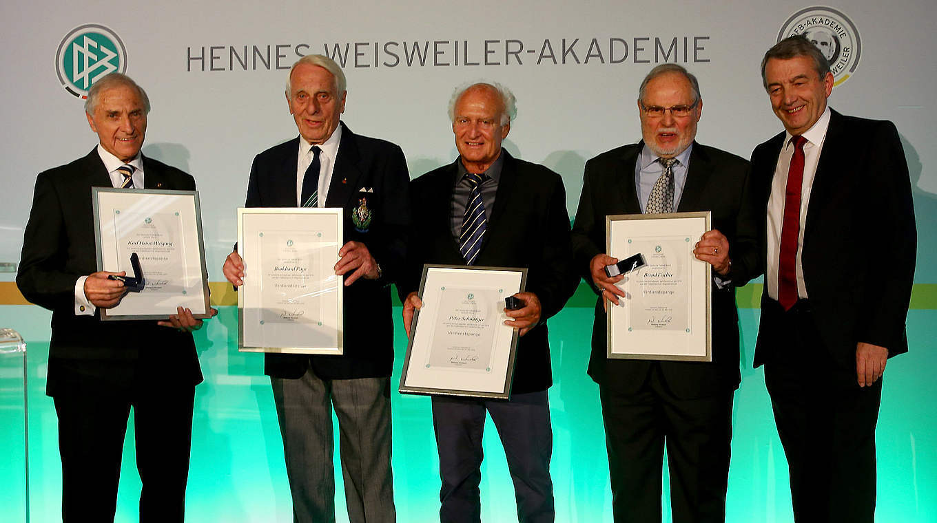 Der früherere DFB-Präsident Wolfgang Niersbach (r.) zeichnete vor zwei Jahren vier Weltenbummler aus. Über die DFB-Verdienstsspange freute sich damals auch Karl-Heinz Weigang (v. l.) zusammen mit Burhard Pape, Peter Schnittker und Bernd Fischer. Foto FLVW