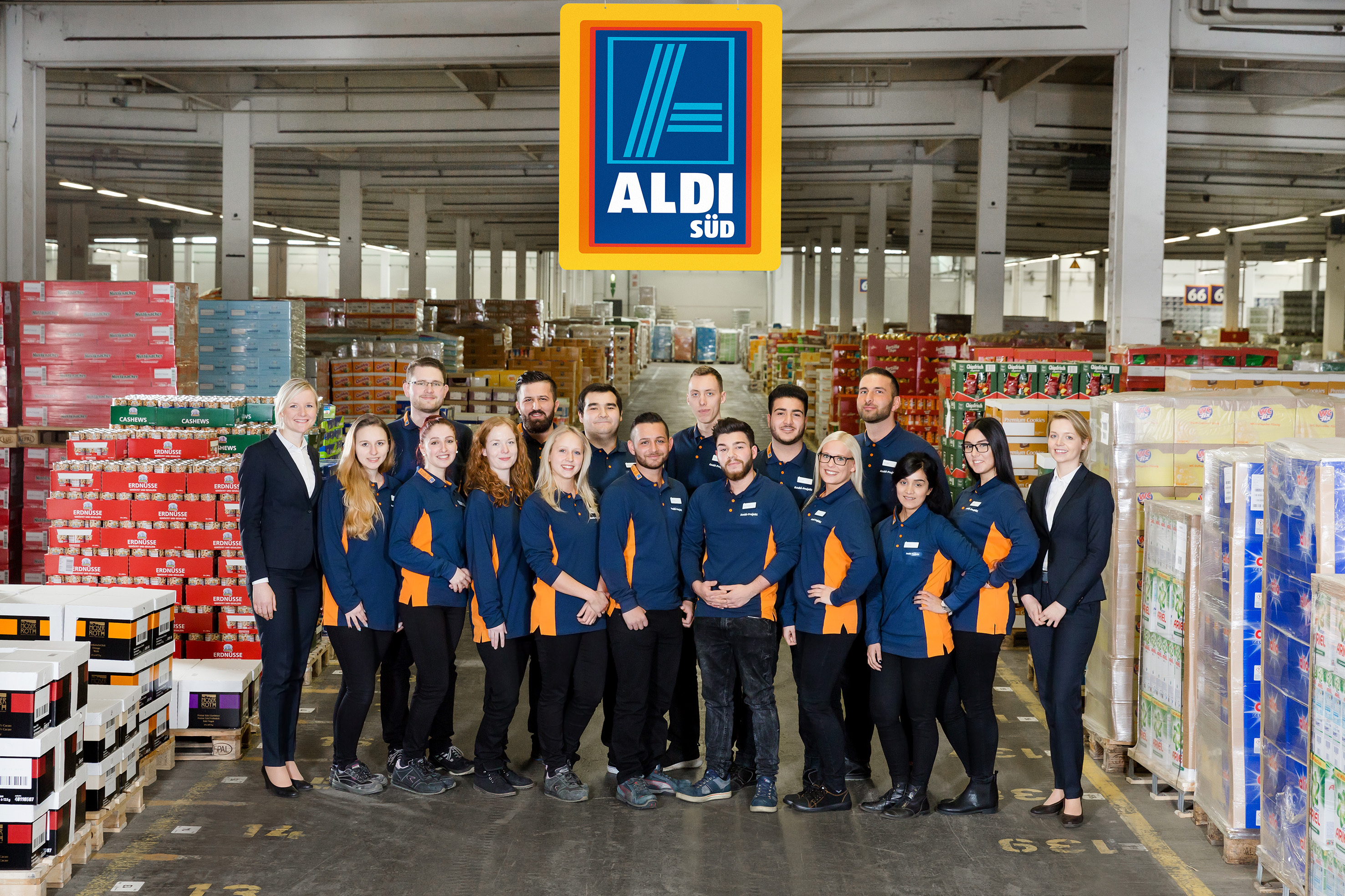 Im Rahmen des Projektes „Azubis leiten eine Filiale“ der ALDI SÜD Unternehmensgruppe haben 15 Nachwuchskräfte im dritten Lehrjahr zwischen dem 30. Januar und 28. Februar, also für insgesamt vier Wochen, die eigenständige Leitung einer Filiale übernommen. Die Berufseinsteiger lernten von der Pike auf das Geschäft kennen und packten in allen Bereichen mit an. Ausgesucht für das Projekt wurde eine Oberhausener Filiale.
