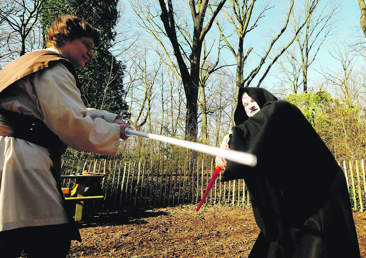 Kinder können sich im Laserschwertkampf üben.