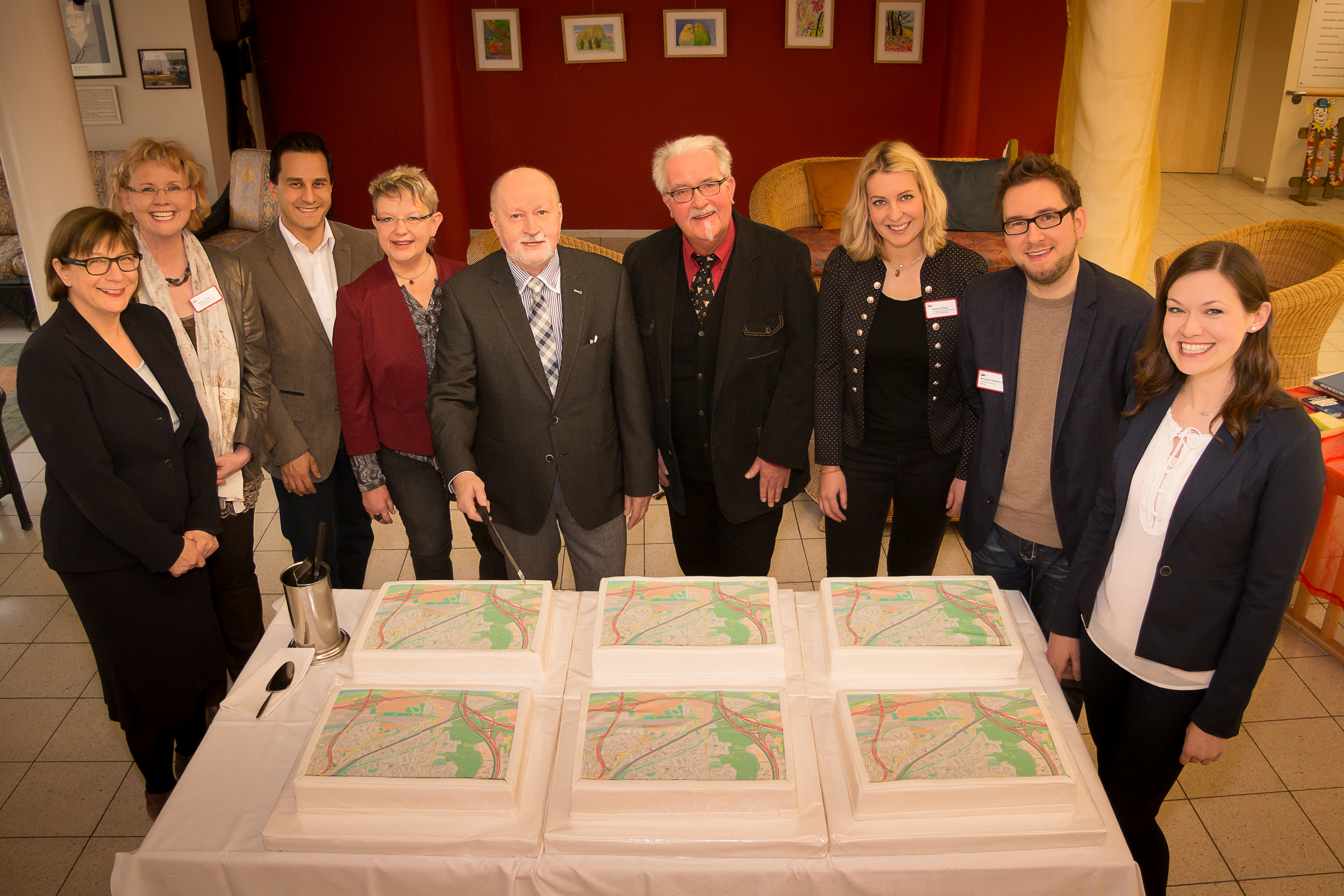 Von links nach rechts: Wilma Katzinski (Geschäftsführerin AWOcura gGmbH), Bettina Vootz (Geschäftsbereichsleiterin Seniorenzentren bei AWOcura), Mahmut Özdemir (MdB SPD), Orla-Maria Wunderlich (Caritasverband Duisburg e. V.), Manfred Dietrich (Vorsitzender AWO-Duisburg e. V.), Konrad Junkers (Stellv. Bezirksbürgermeister), Rabea Gröning und Benjamin Hübbertz-Ivartnik (AWOcura-Büro für Quartiersentwicklung Duisburg-Duissern), Anna Schewerda (NRW-Landesbüro Altengerechte Quartiere)