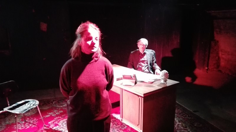 Carol (Anne Stein) und John (Wolfram Boelzle) liefern sich ein Duell mit ungewissem Ausgang.