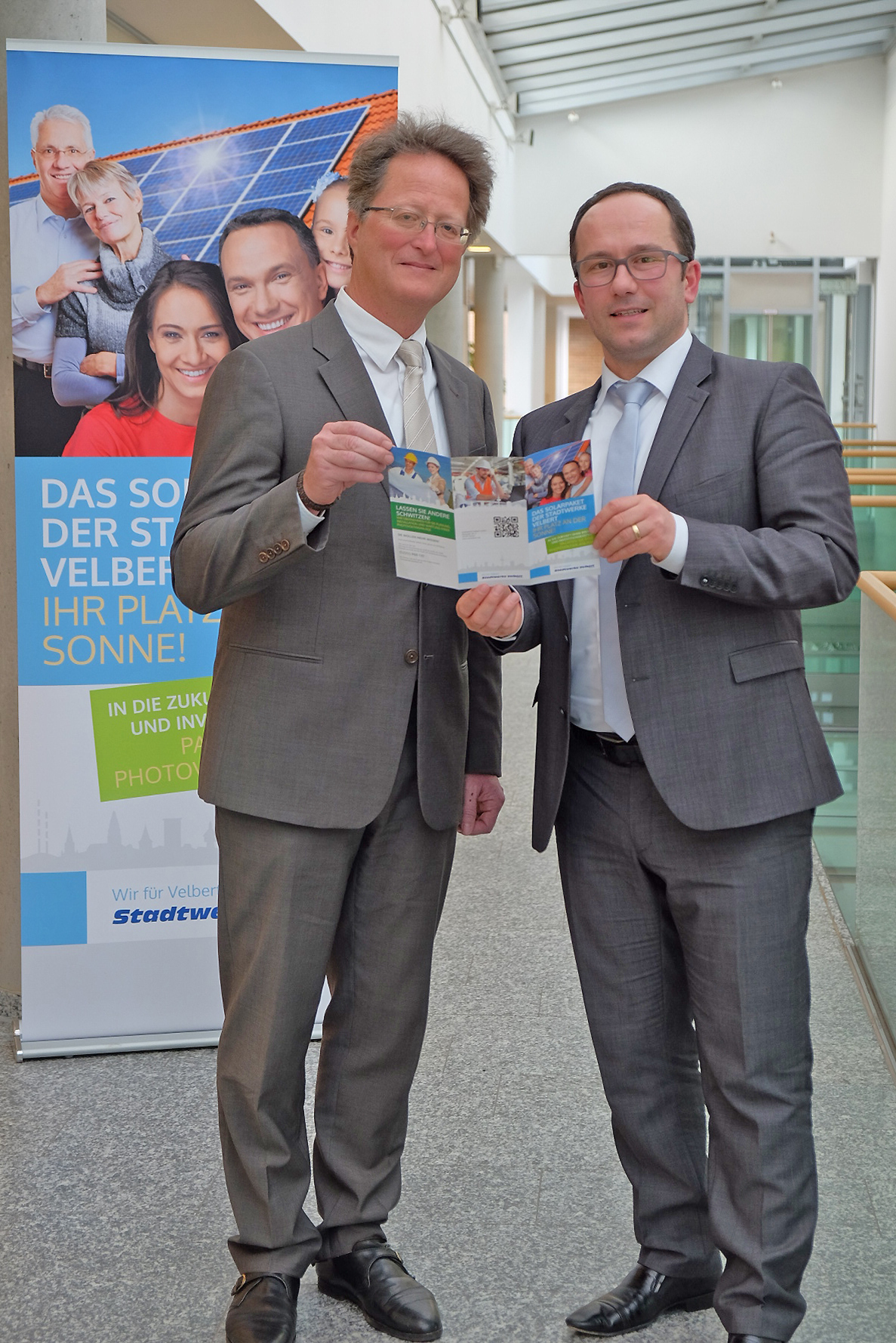 Bert Gruber (links), Leiter Marketing und Vertrieb, sowie der Projektverantwortliche Salvatore Prestipino stellten das neue Angebot der Stadtwerke Velbert nun vor.