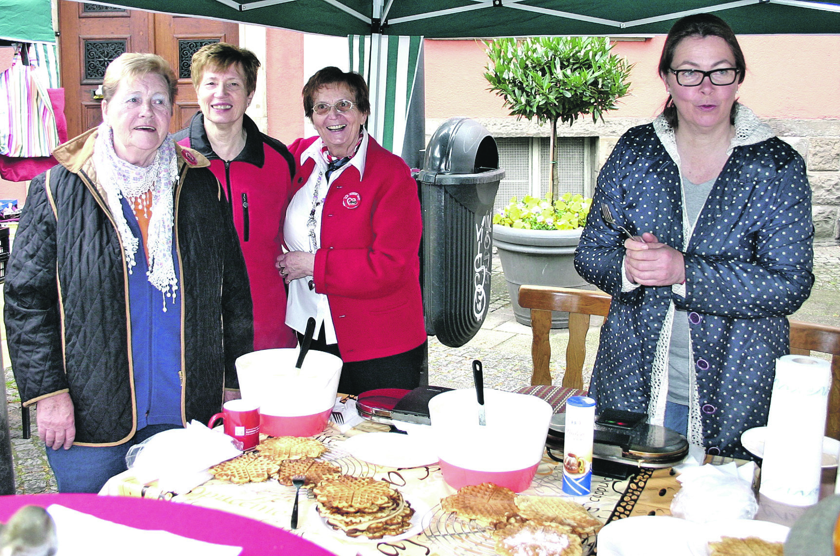 Beim Infostand der Arbeiterwohlfahrt Petra Lukas, Christa Beisemann, Irmgard Wortmann und Susanne Bonmann, engagierte Frau des Bezirksbürgermeisters.
Foto: Archiv