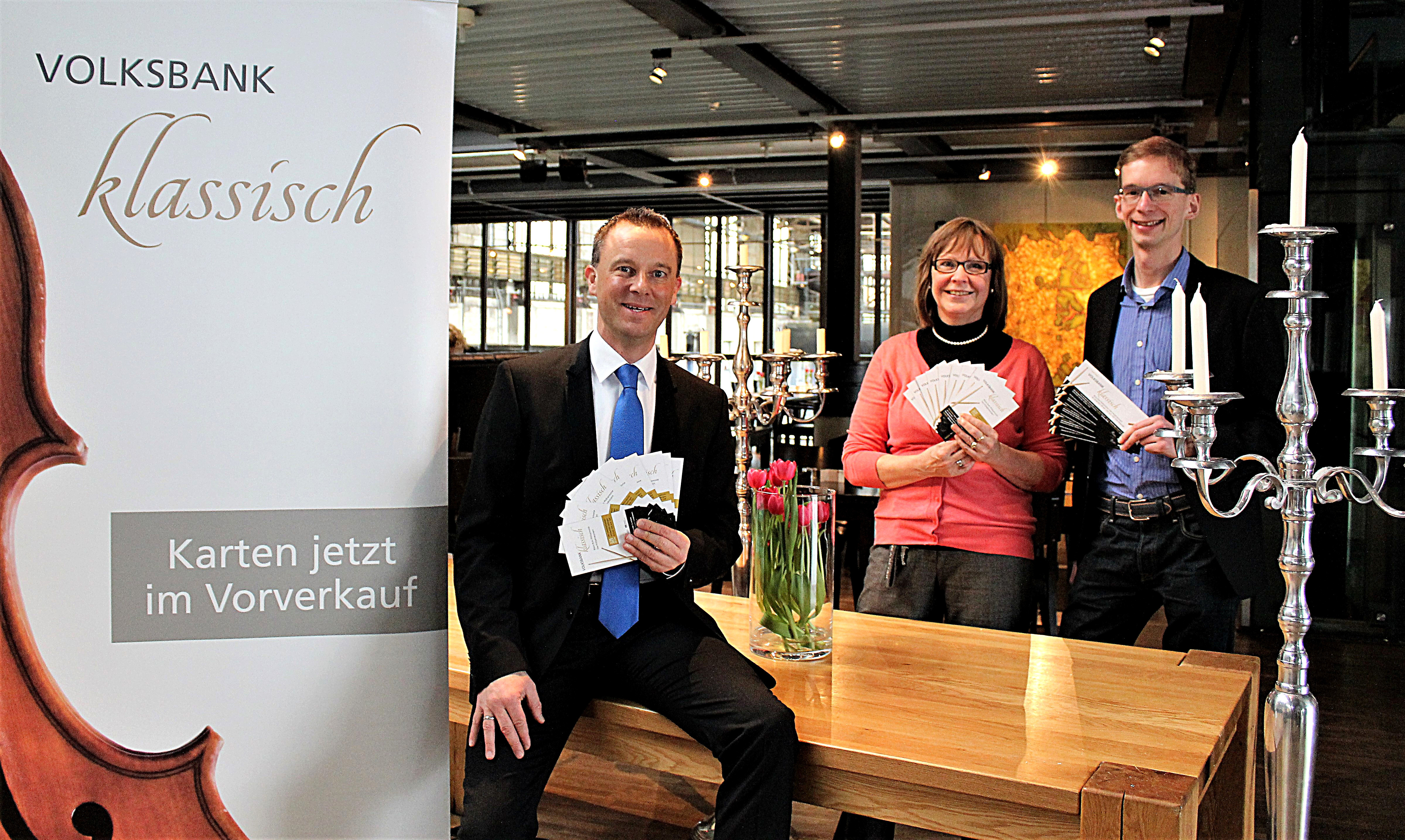 Freuen sich auf das Konzert (v.l.) Thomas Alexander, Marketingleiter der Volksbank, Gunda Otholt vm LWL-Industriemuseum henrichshütte und Johannes von der Rhein-Ruhr-Philharmonie, der selbst an der Geige mitspielt. Foto: Pielorz
