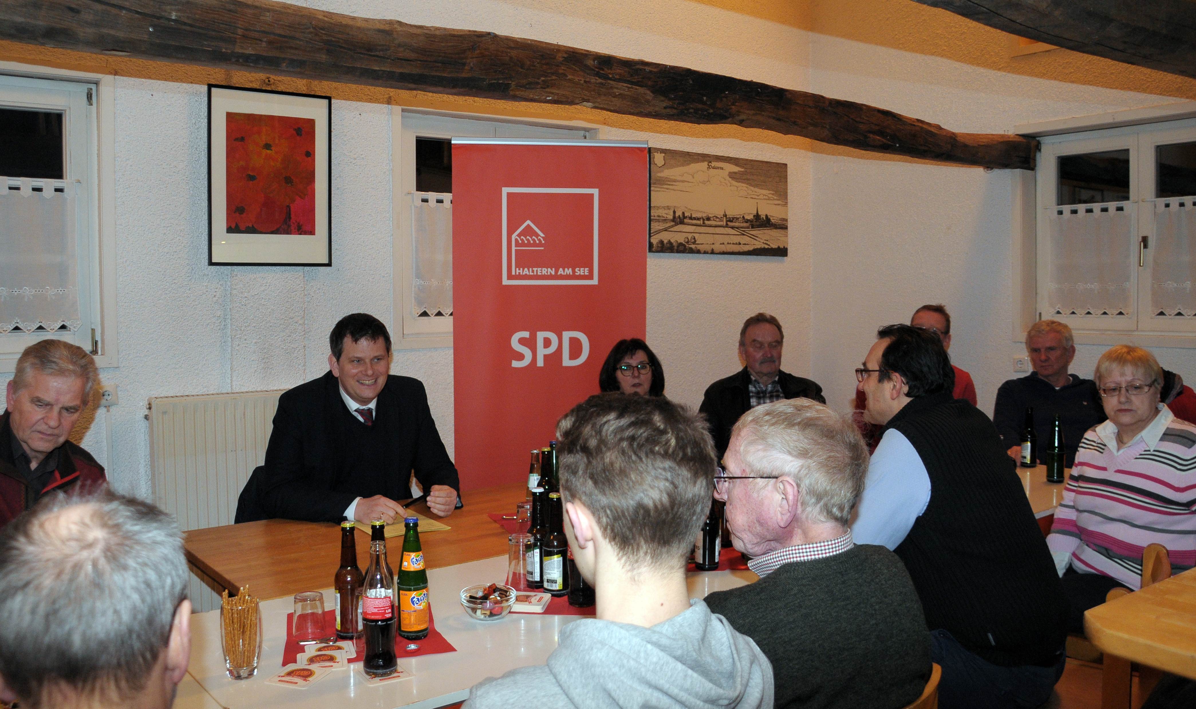 Staatssekretär Torsten Klute im Gespräch mit Halterner Bürgerinnen und Bürgern.