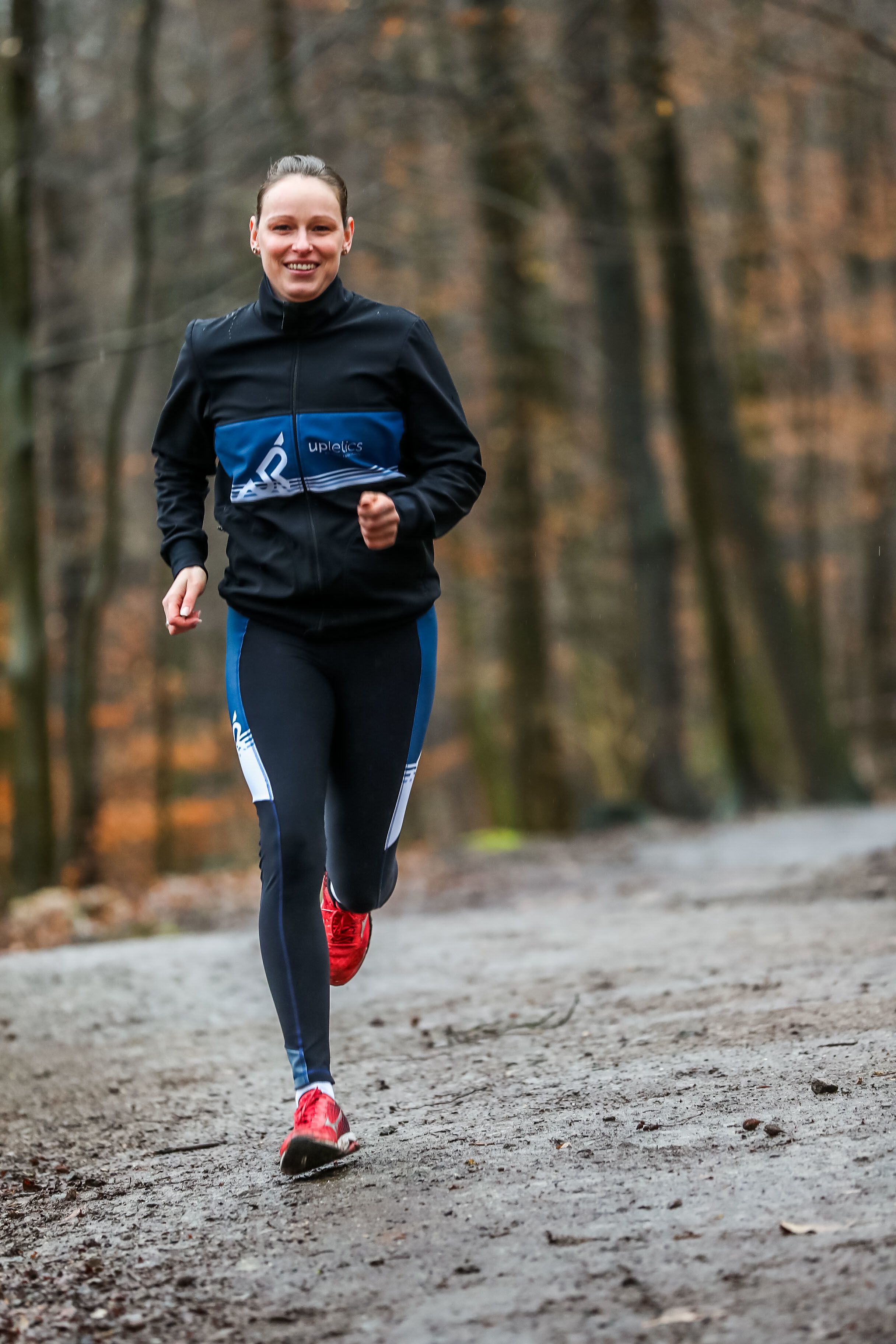 Ab in den Wald mit Jana Hartmann: Die ehemalige Spitzensportlerin macht Läufer fit für den AOK-Firmenlauf. Foto: Schütze