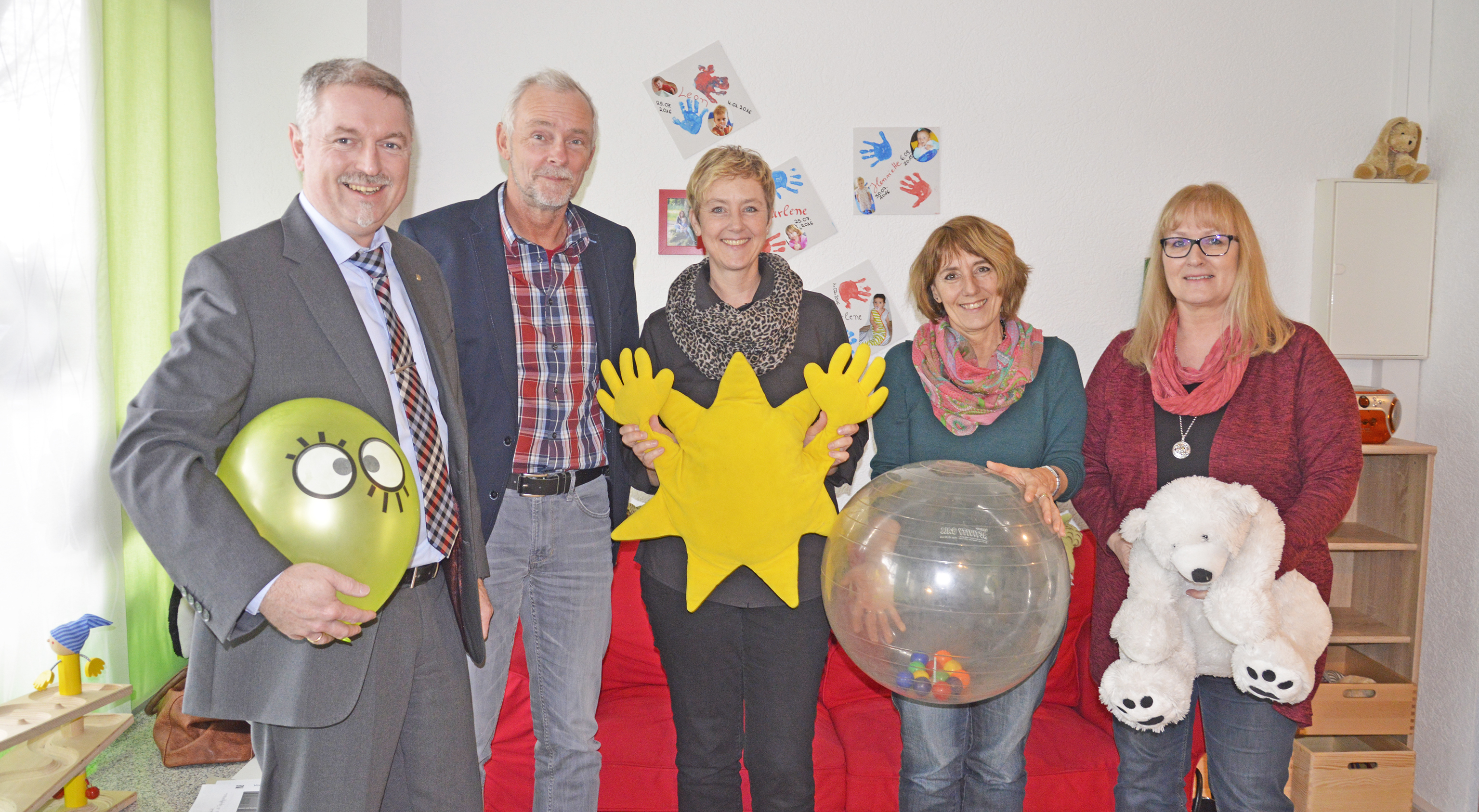 Arbeiten gemeinsam daran, dass die neue Großtagespflege in Heiligenhaus spätestens zum Kindergartenjahr 2018/2019 starten kann: Michael Beck (von links), Erster Beigeordneter/Kämmerer der Stadt, Thomas Langmesser und Almuth Schildmann-Brack von der Fachabteilung Jugend bei der Stadtverwaltung sowie Claudia Schmidt und Kirsten Klein vom SKFM Velbert/Heiligenhaus.