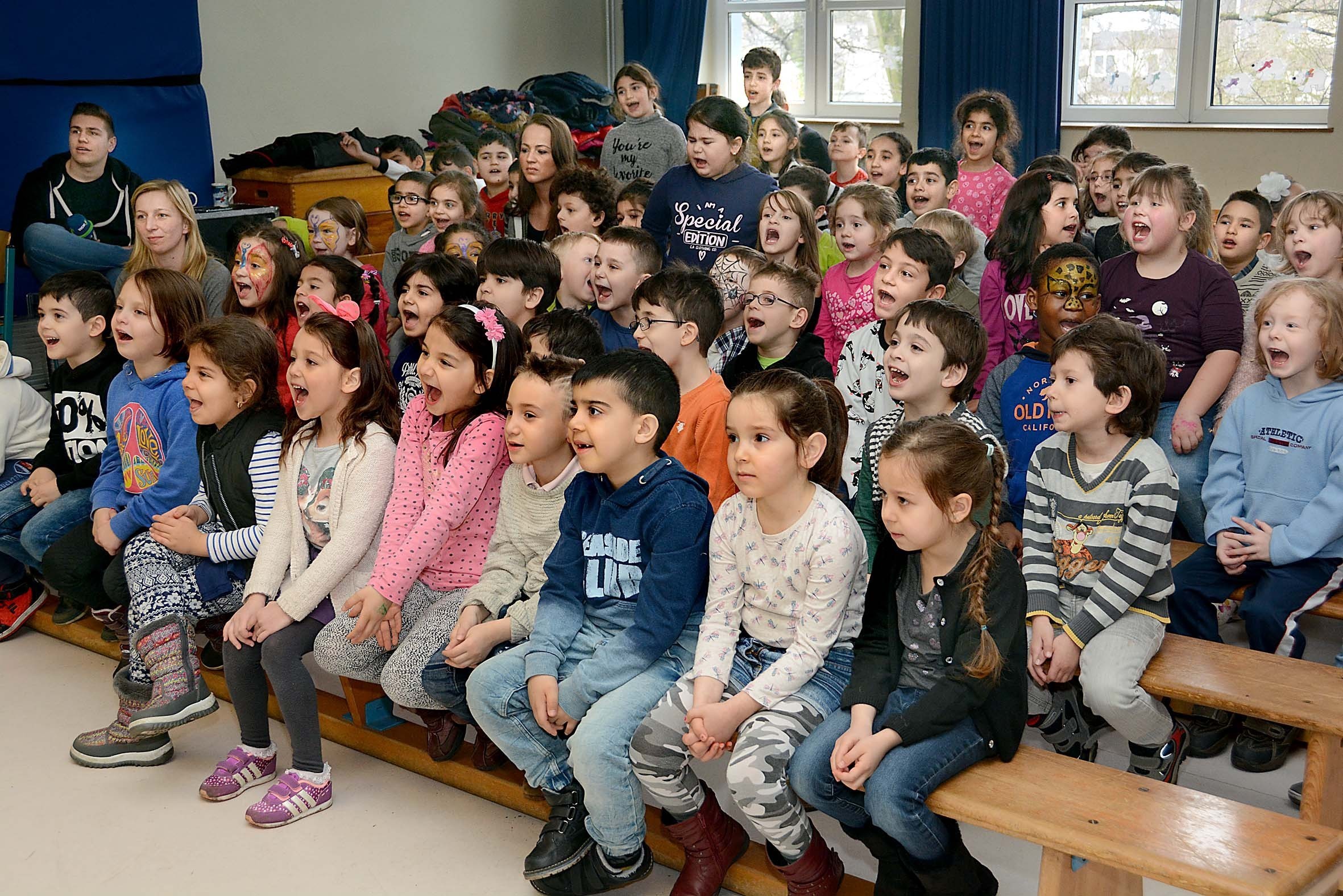 Gebannt verfolgten die Kids das bunte Programm des Klassenzaubers der Bärenbude und machten auch ordentlich mit.
Fotos: Schmitz