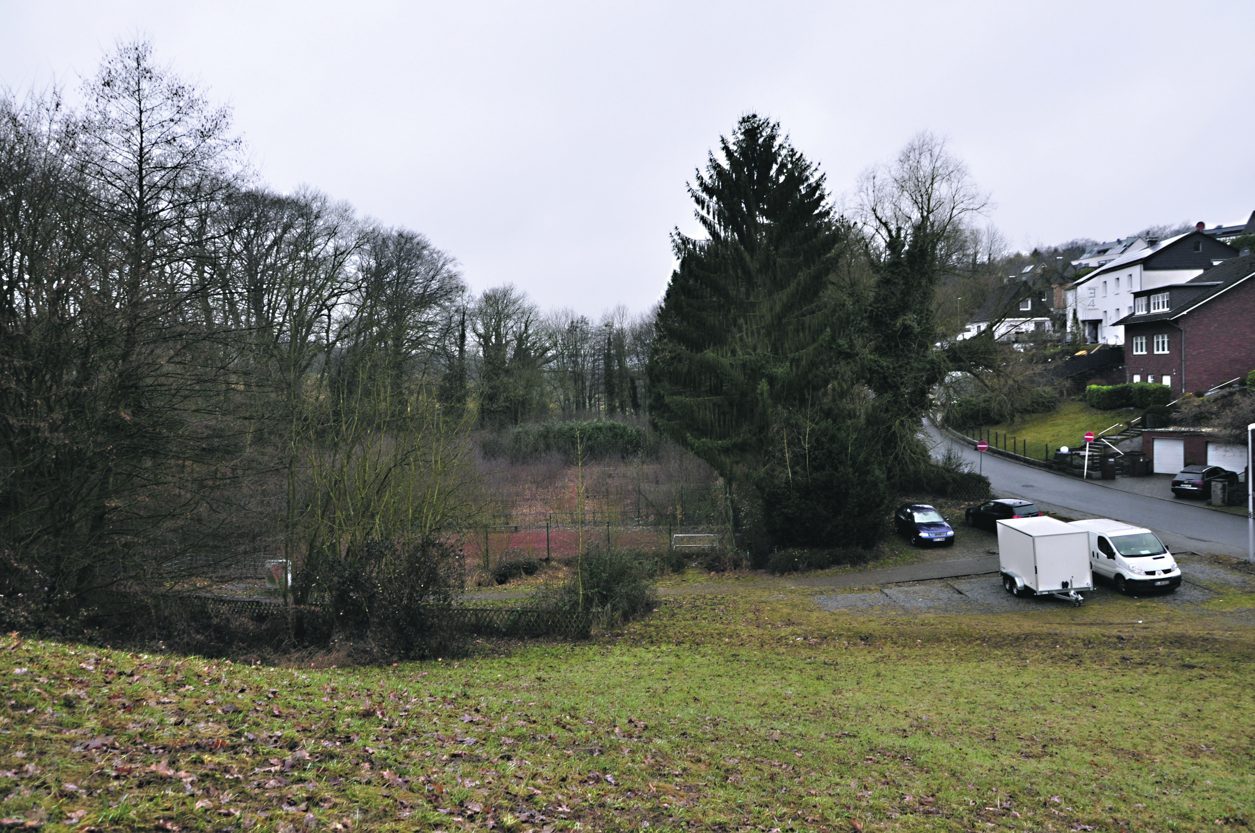 Die Zufahrt zu den geplanten Häusern soll über den unteren zweispurigen Teil der Icktener Straße erfolgen. Foto: Tillmann