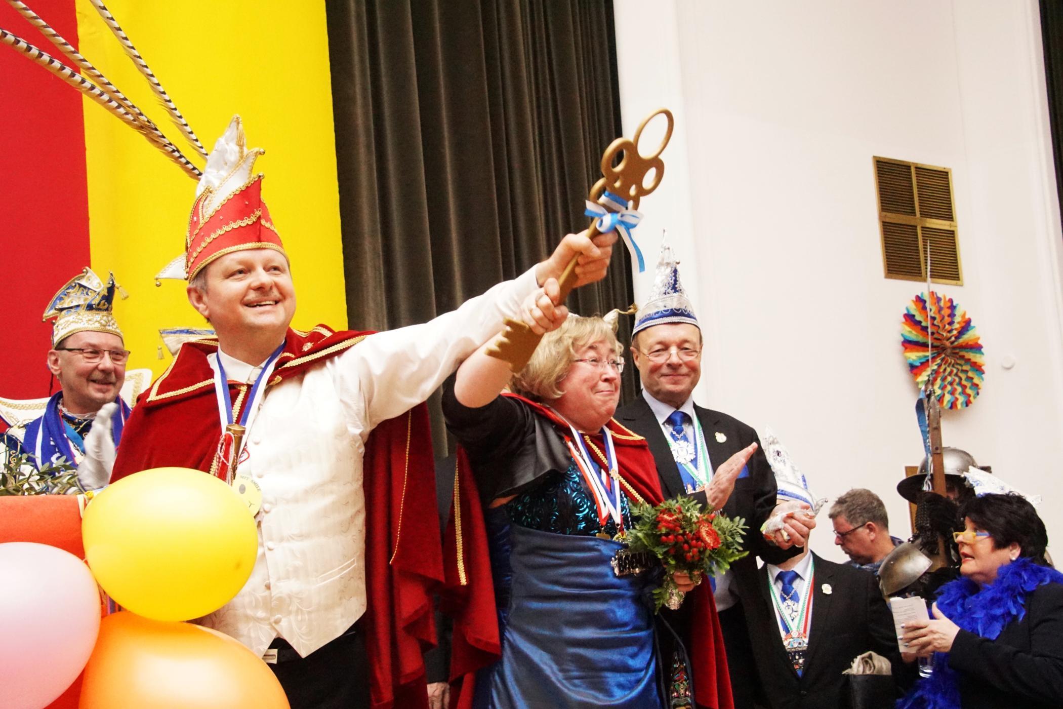 Sie haben es geschafft: Prinz Jacek I. und Prinzessin Danuta I. haben den Schlüssel fürs Bochumer Rathaus ergattert.