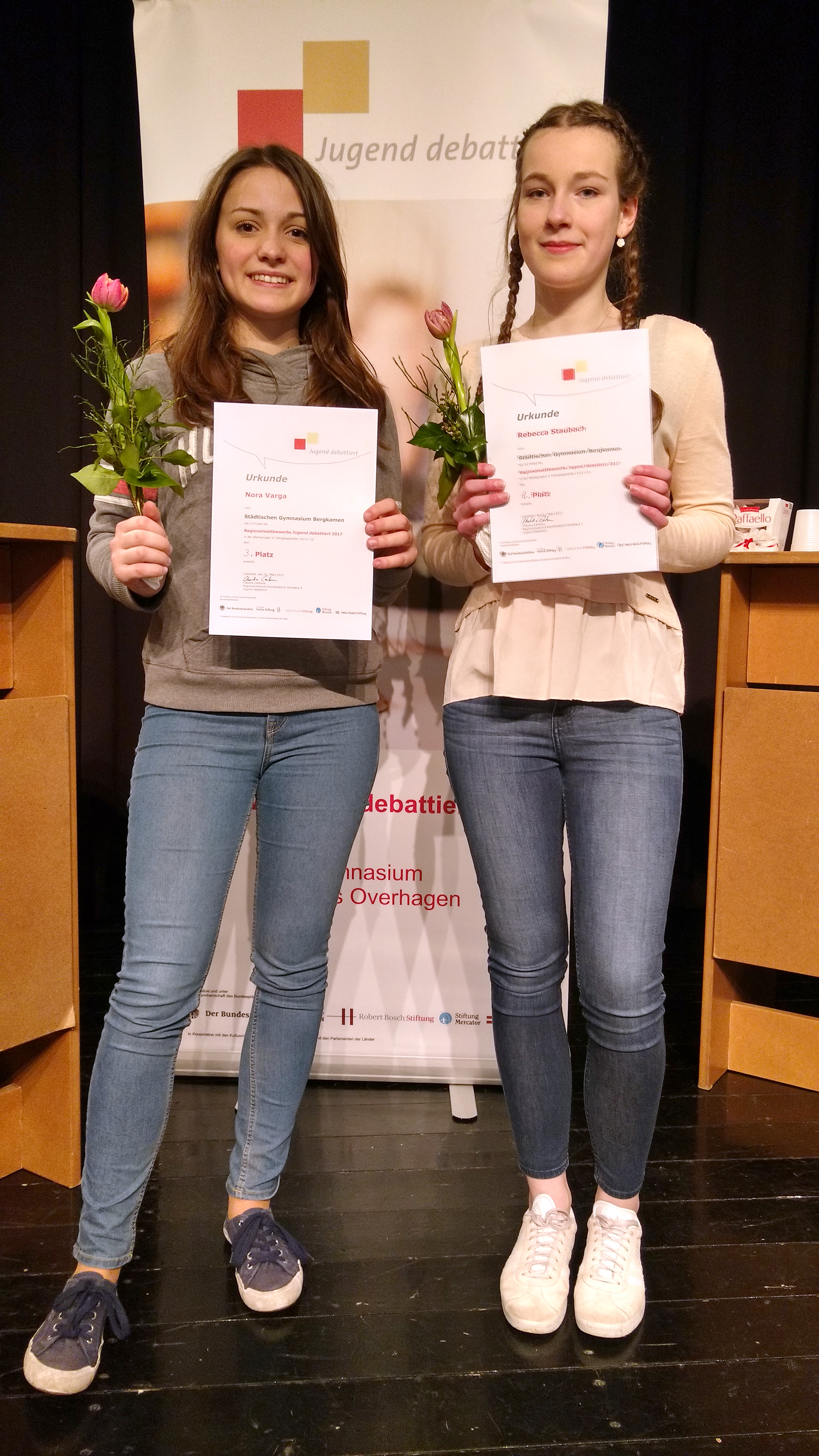 Die Aufnahme zeigt die erfolgreichen Debattantinnen des Städtischen Gymnasiums Bergkamen auf Schloss Overhage in Lippstadt. Nora Varga (links) erreichte im Regionalfinale den dritten Platz, Rebecca Staubach (rechts) gewann und vertritt das SGB nun im Vorentscheid auf Landesebene. Foto: SGB/Echtermann