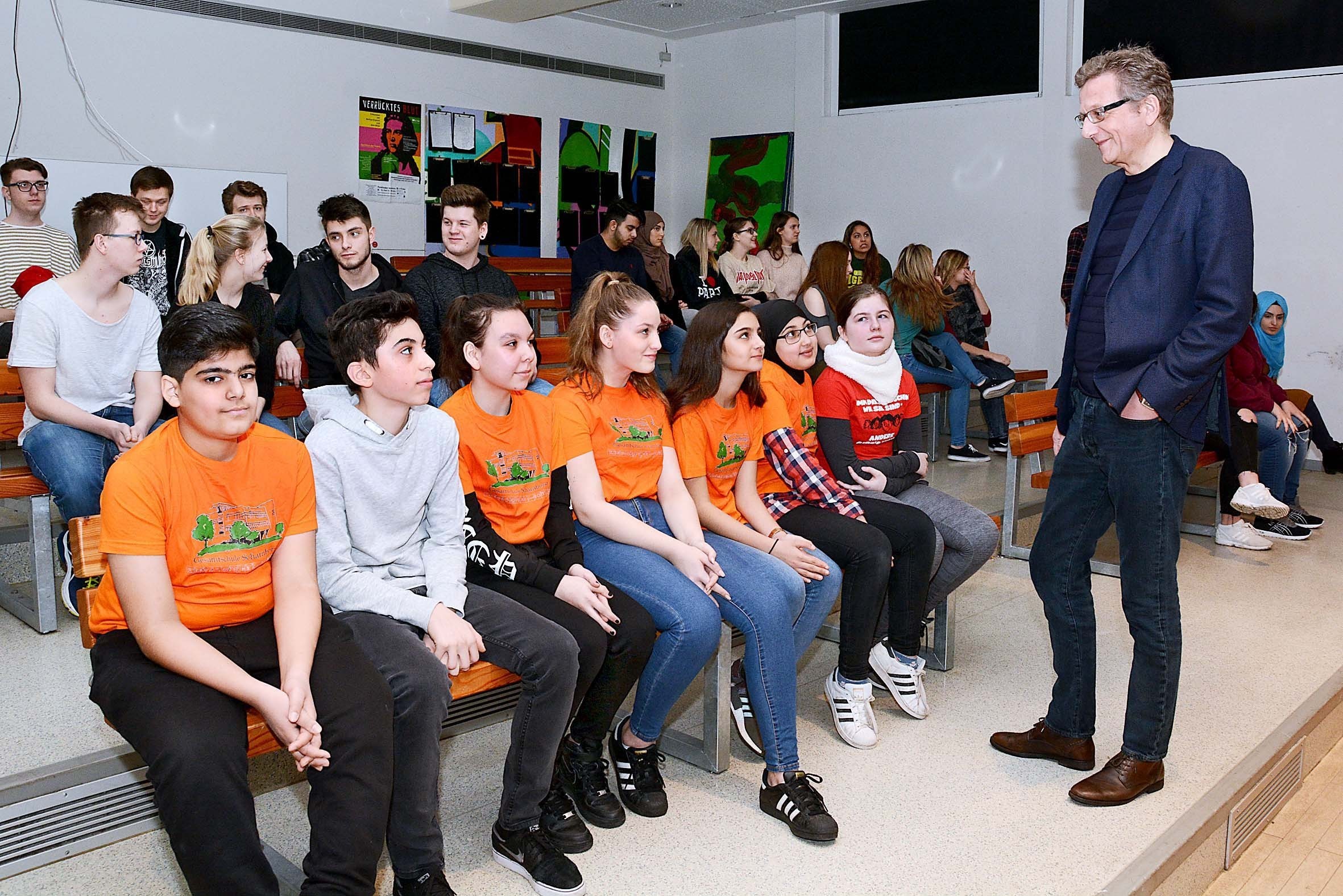 Die Schüler hatten im direkten Gespräch die Möglichkeit, viel über die Person und die Arbeit von Dietmar Köster zu erfahren.
