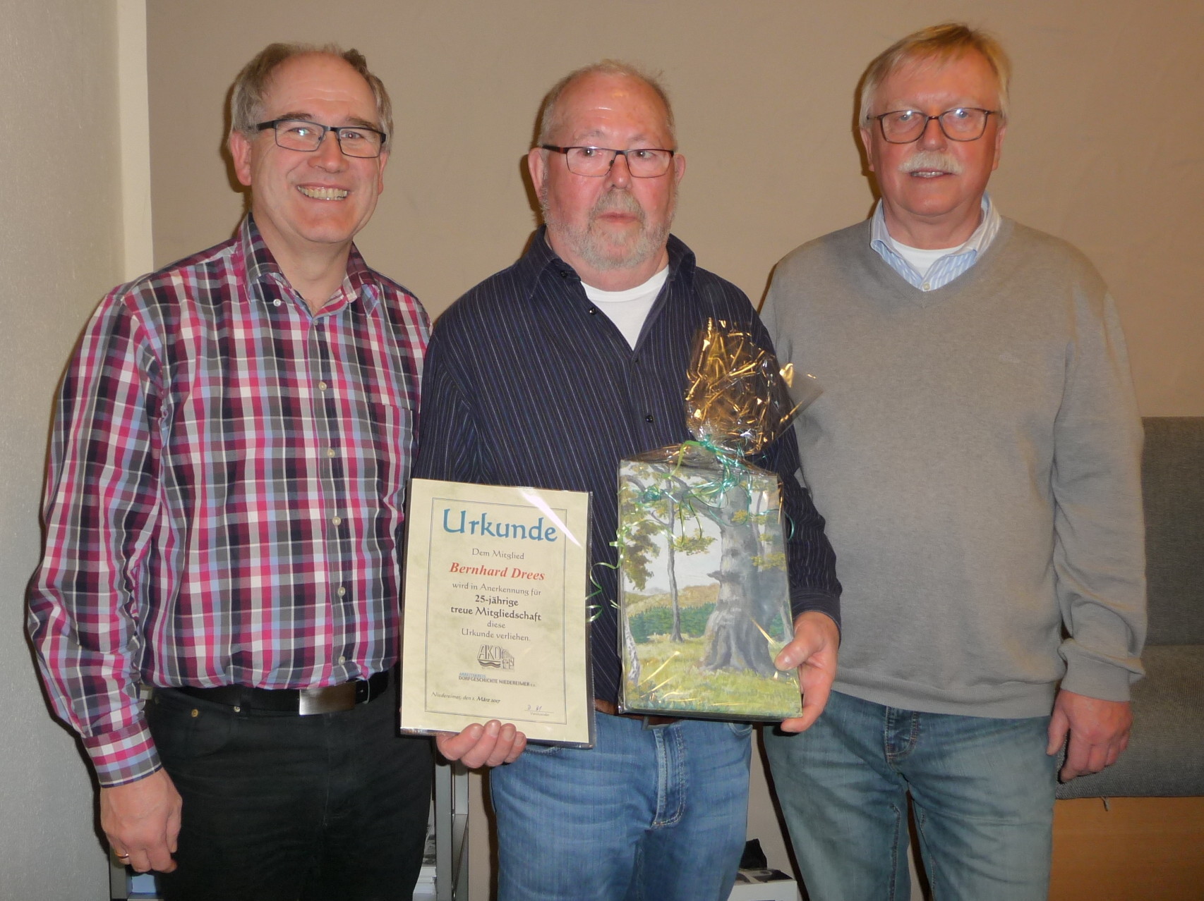 • Vorstandswechsel und Jubilarehrung = Detlev Becker (1. Vorsitzender), Bernhard Drees (Jubilar + ehem. Kassierer), Arno Hill (neuer Kassierer)