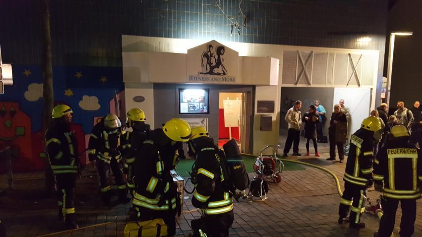 Die Feuerwehr Kamen war gestern Abend mit rund 30 Kräften in einem Fitnessstudio an der Weststraße im Einsatz. Foto: Feuerwehr Kamen