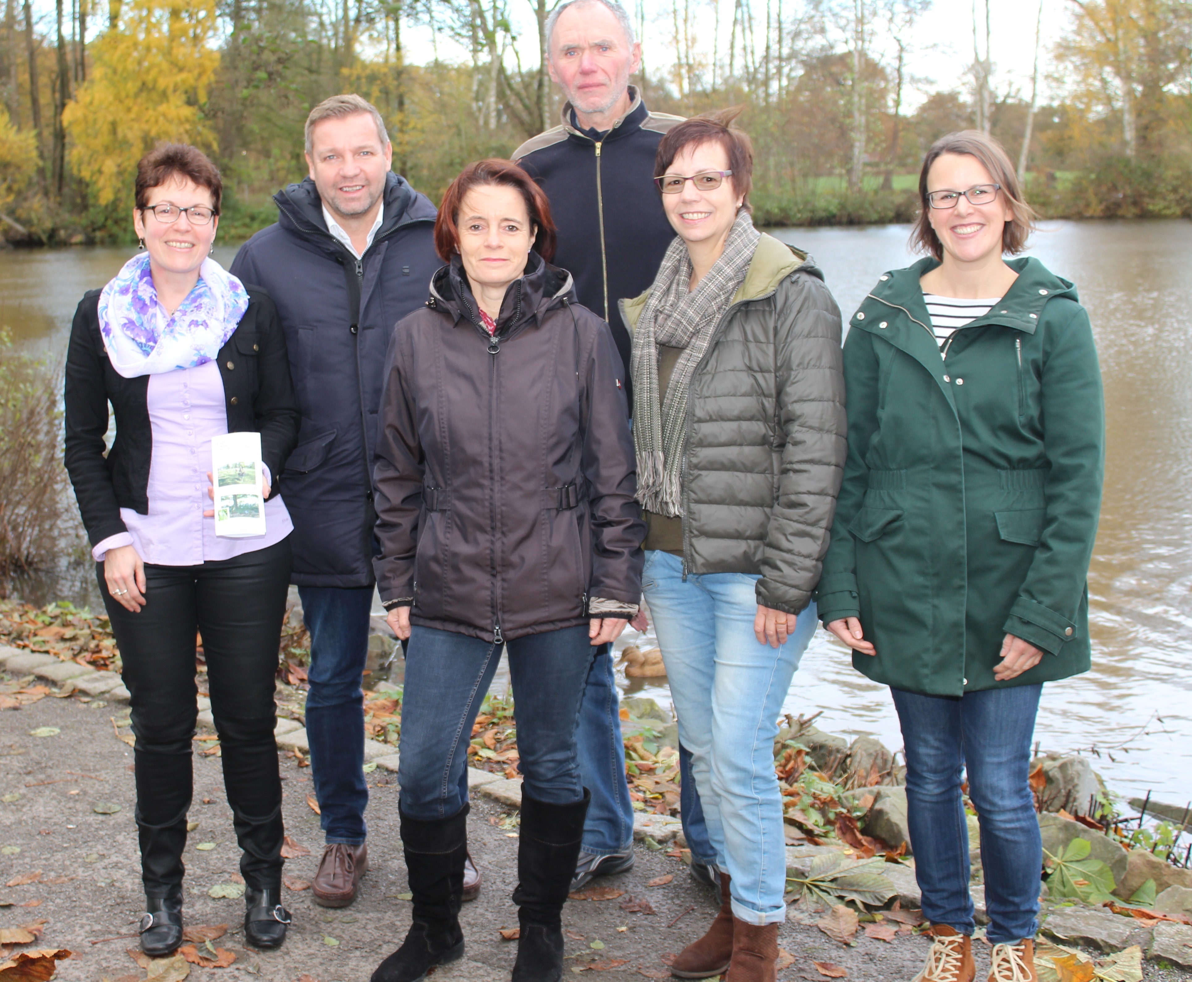 Die Naturparkführer machen eines der Angebote, auf die in der neuen Broschüre hingewiesen wird.