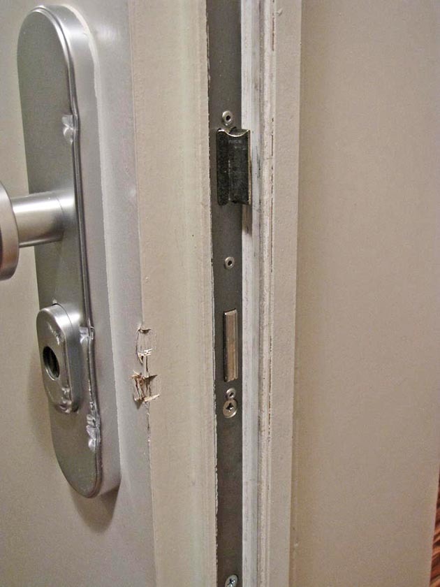 Über die Wohnungstür verschafften sich der oder die Unbekannten Zutritt.