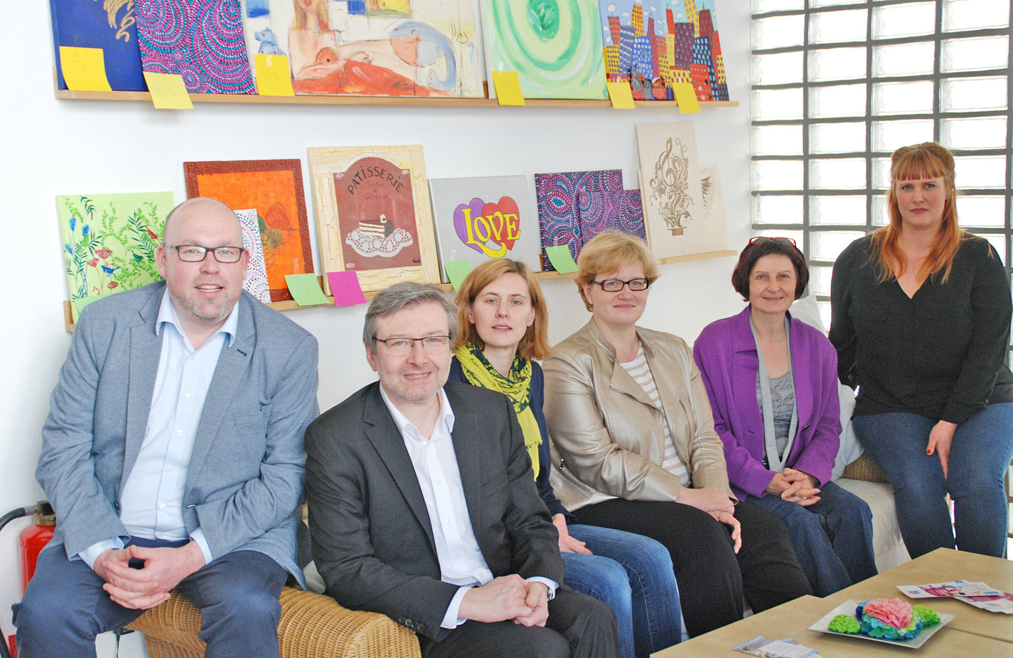 Meeting in der „Perspektive“ (v.l.): Frank Müller (SPD-Ratsherr und Vorsitzender des Essener Ausschusses für Arbeit ), Dirk Heidenblut (SPD-Bundestagsabgeordneter und Gesundheitsexperte), Anke Grunden (Geschäftsführerin „Perspektive“), Anette Kramme (Parlamentarische Staatssekretärin im Bundesministerium für Arbeit und Soziales), Ulrike Geffert (Geschäftsführerin „Essener Kontakte“) und Katharina Hoppen (Leiterin des Zentrums für Joborientierung). Foto: Kirstein
