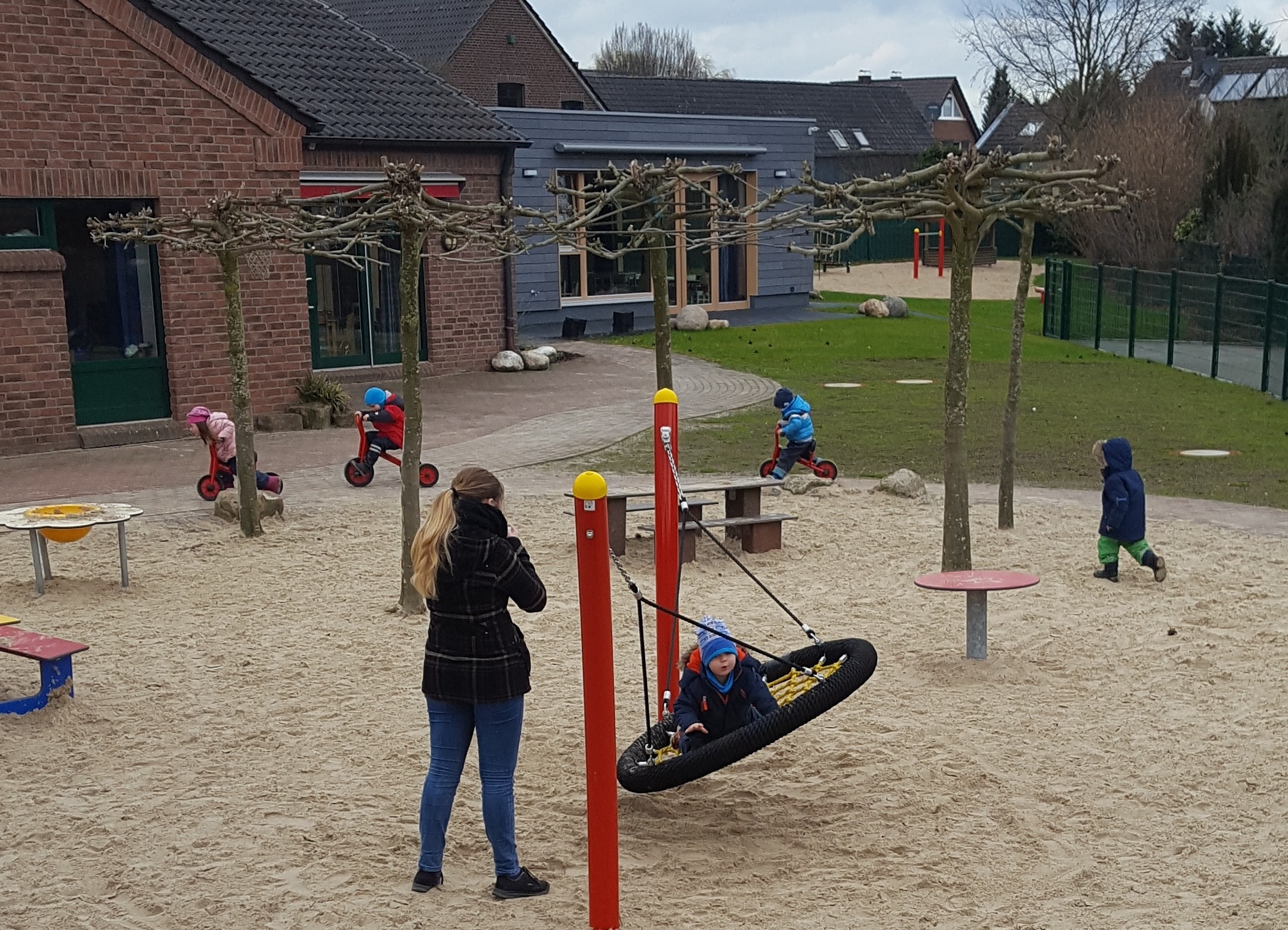 Für eine weitere Kindergartengruppe wurde das Gelände des Kindergartens "An der Windmühle" erweitert, ein alter Spielplatz entfernt und ein Gehweg umgelegt.