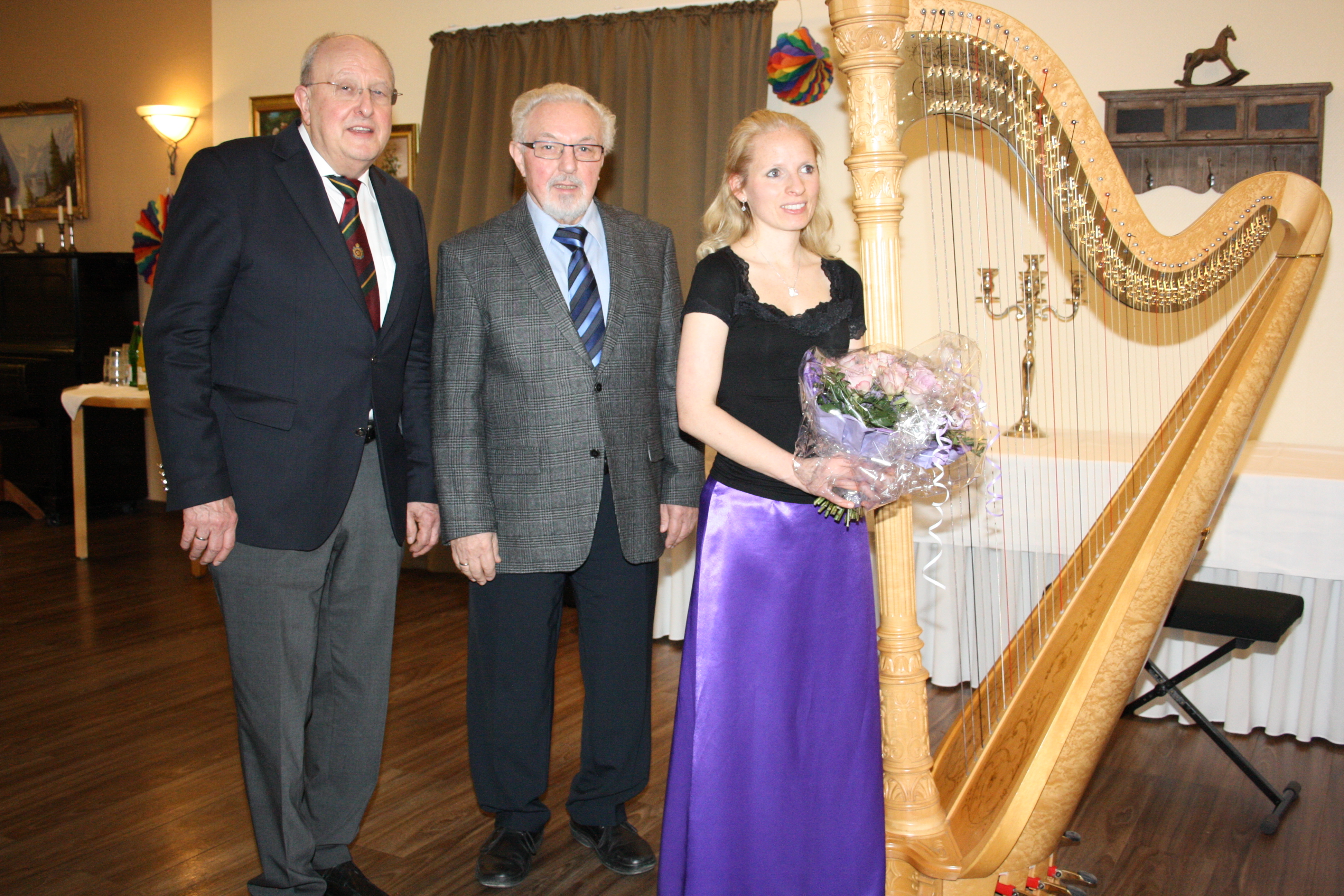 Die Harfenistin Jenny Meyer war zu Gast im Jochen-Klepper-Haus.