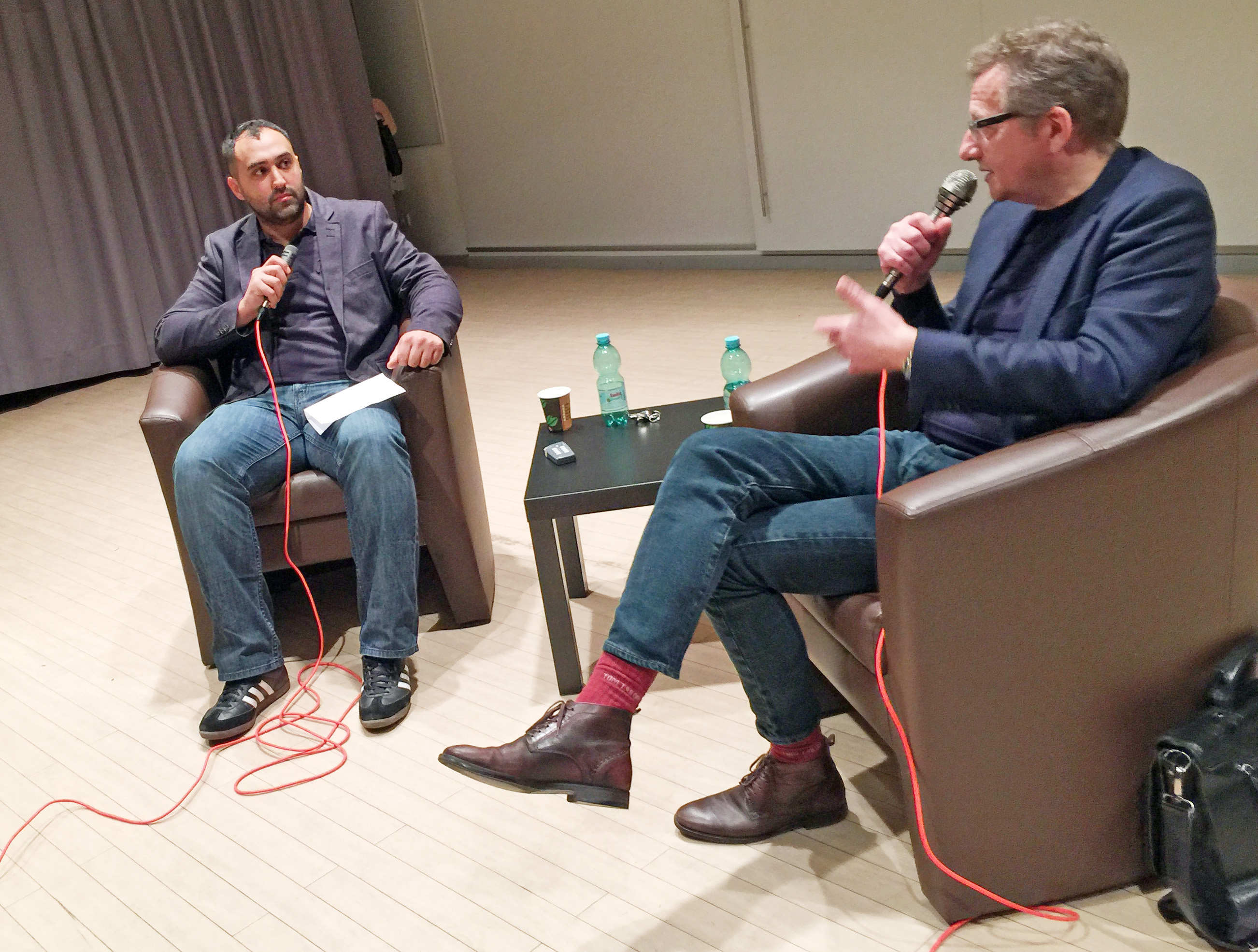 Dietmar Köster im Gespräch mit Ferhat Aydin, der die UNESCO-Arbeit der Gesamtschule koordiniert.