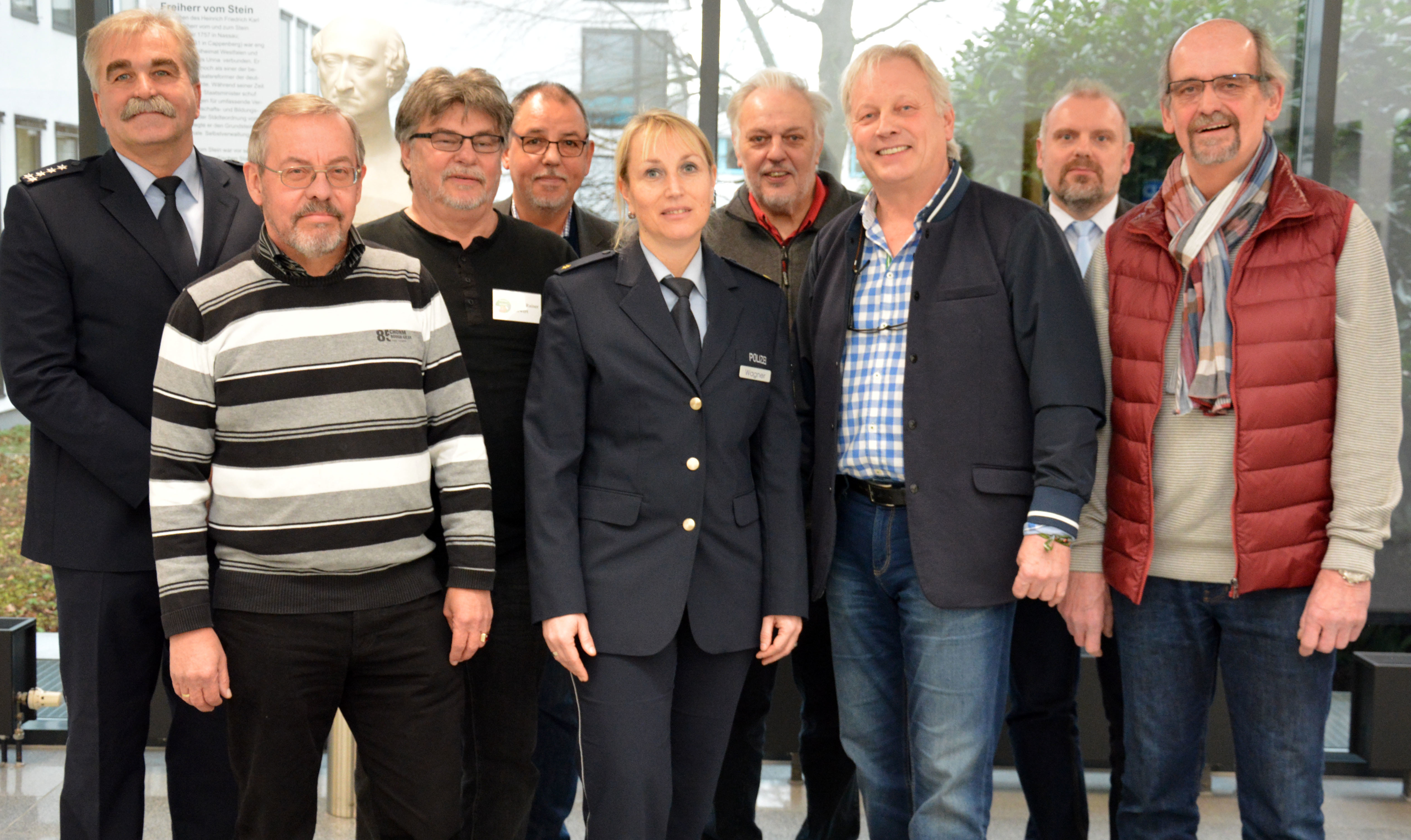 Ein fachlich kompetentes ProSi-Team stellte, zusammen mit Polizeirätin Anja Wagner (Direktionsleiterin Verkehr/Bildmitte), dem Ersten Polizeihauptkommissar Thomas Stoltefuß (Direktion Verkehr/links im Bild) und Dezernatsleiter Dirk Wigant (Dezernat IV beim Kreis Unna/2. von rechts im Bild ) das Projekt vor und nahm Hinweise und Anregungen der Ansprechpartner aus den Kreiskommunen in Sachen „Verkehrssicherheitsarbeit mit Flüchtlingskindern“ entgegen.
