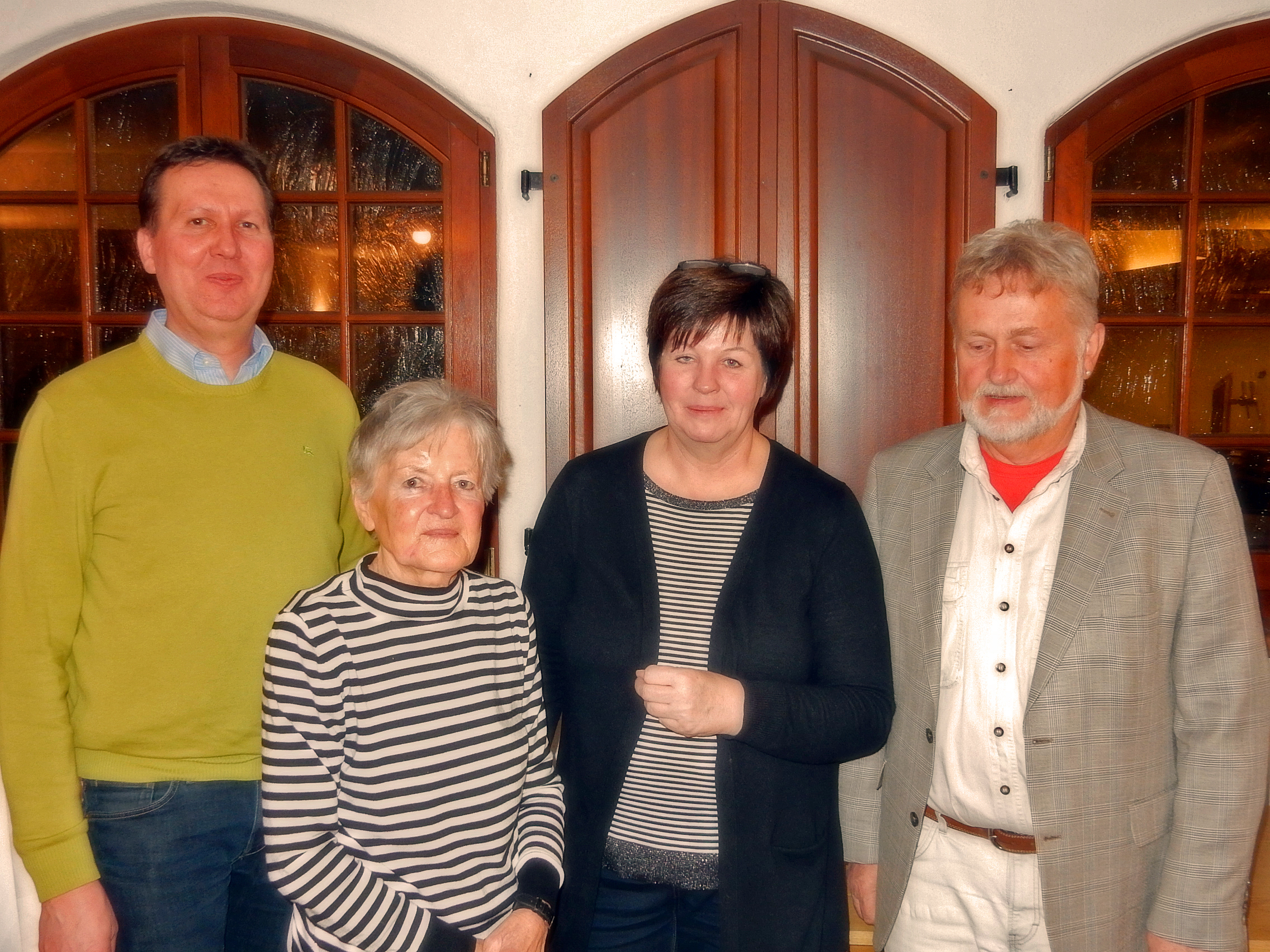 Der Vorstand des Vereins: (v. l.) Johannes Ahlmann (Beisitzer), Ulla Amsler (1.Vorsitzende), Martina Craig (Kassiererin), Klaus Hoßbach (2.Vorsitzender)
abwesend Heinz Hartmann, Beisitzer
