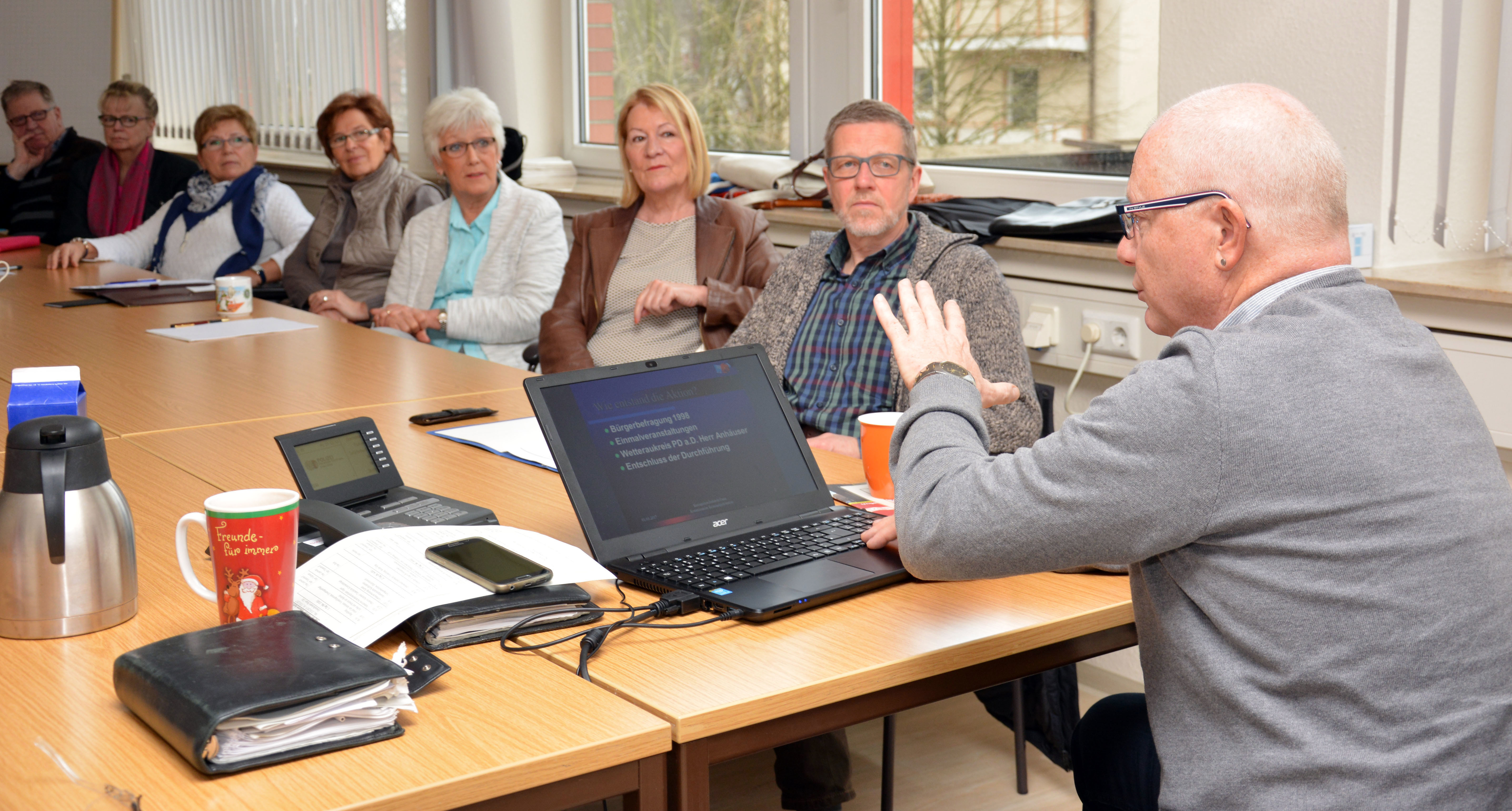 Volker Timmerhoff (rechts) brachte den Teilnehmern die Themen des einwöchigen Seminars näher.