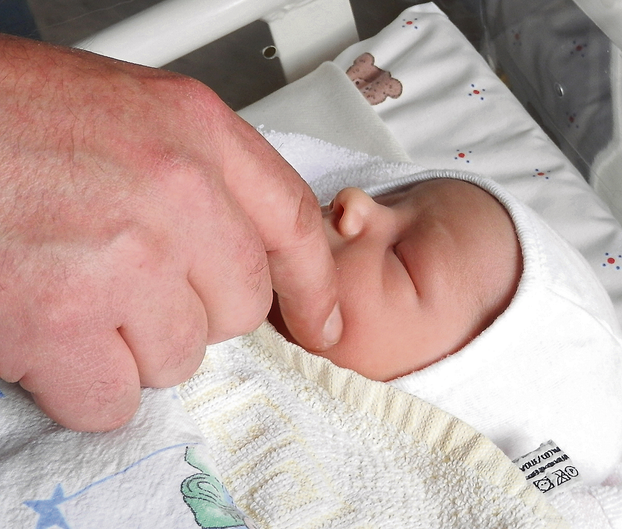 Alles Glück der Welt für frisch gebackene Eltern symbolisiert dieses Foto. In Menden werden solche Schnappschüsse im Vincenz-Hospital bald nicht mehr möglich sein.