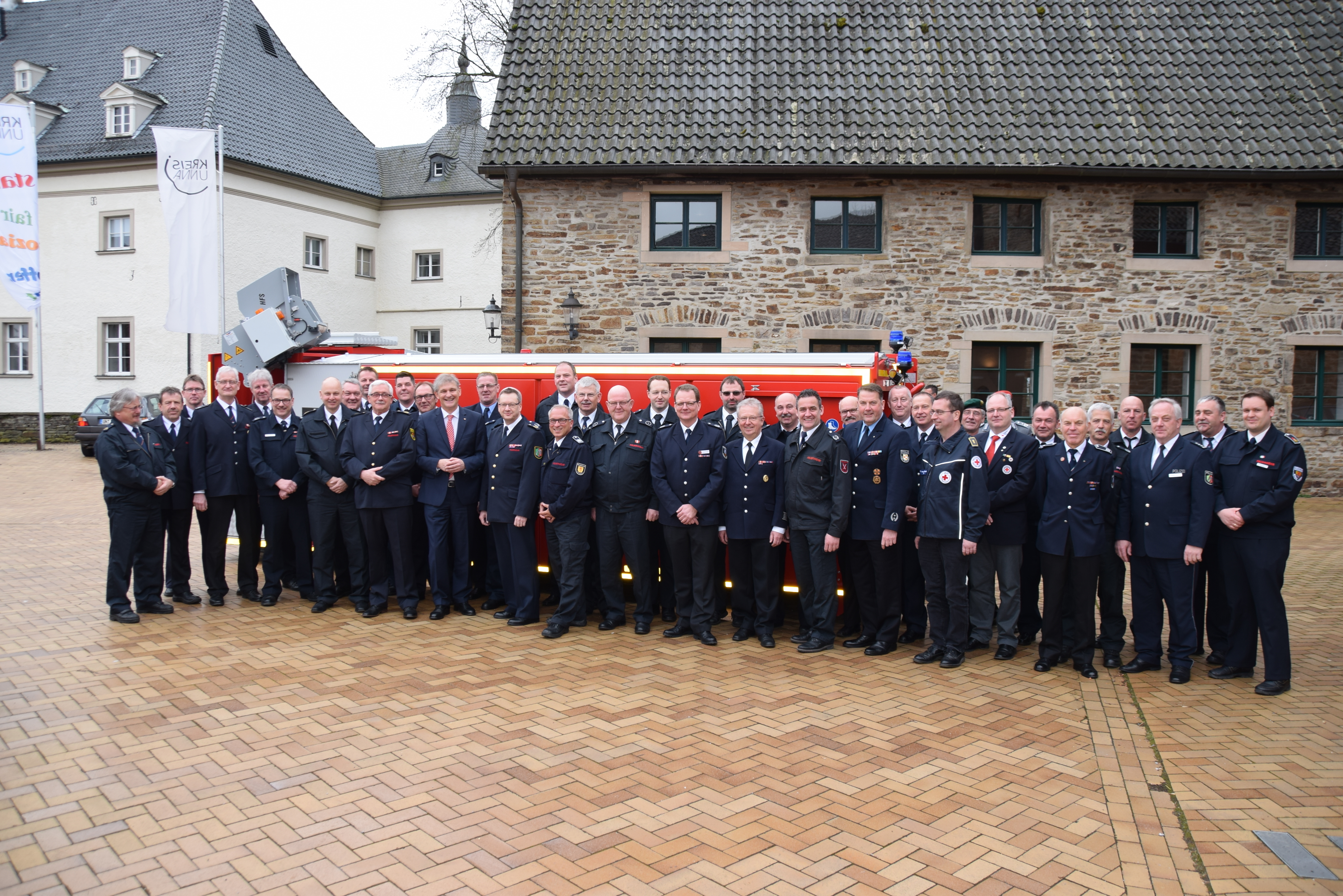 Beim Empfang des Kreisbrandmeisters rücken die Chefs der Feuerwehren und anderer Hilfsdienste im Kreis besonders nah zusammen.