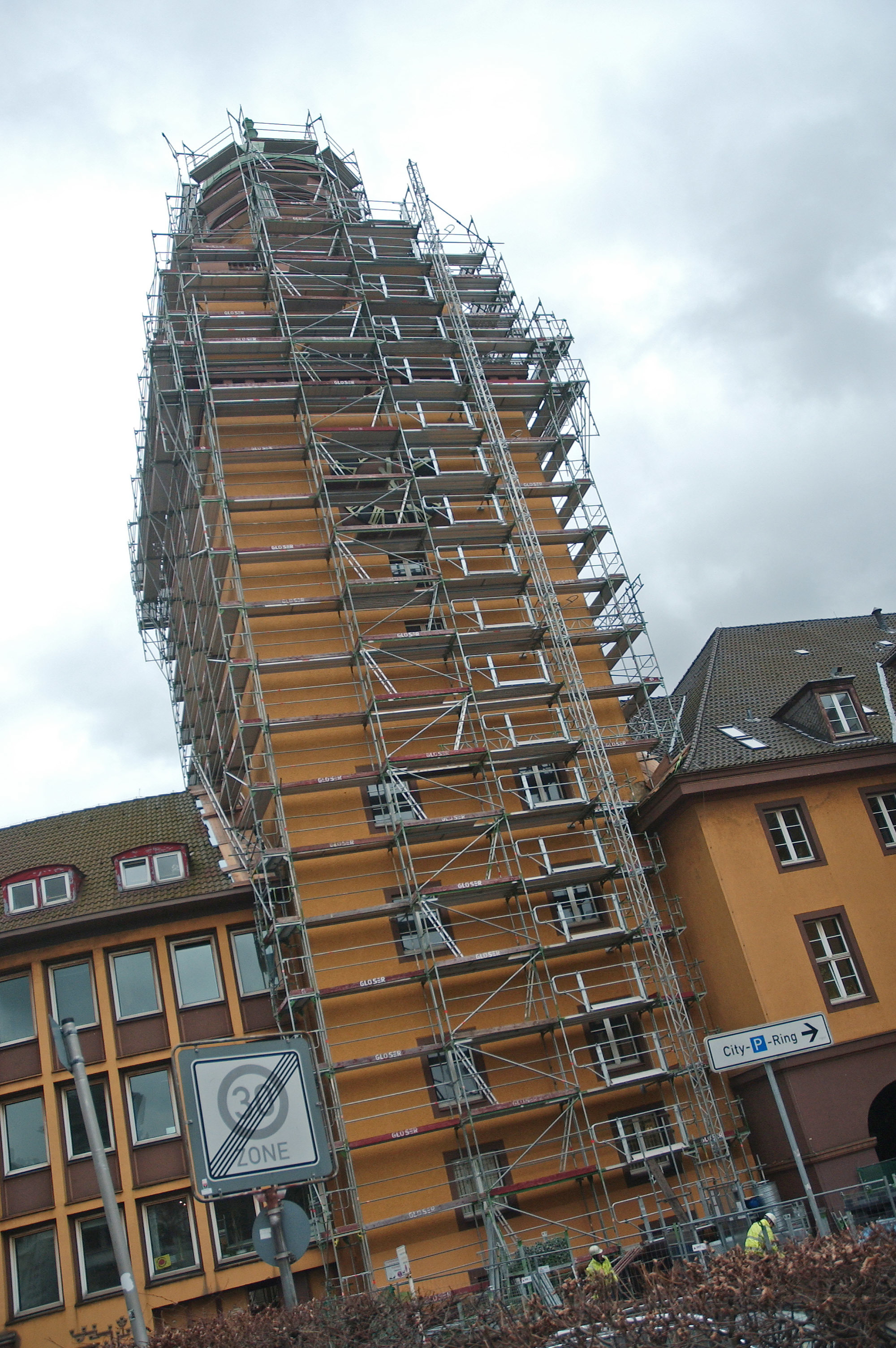 Das Gerüst um den Rathausturm steht. In der nächsten Woche soll mit den Renovierungsarbeiten begonnen werden.