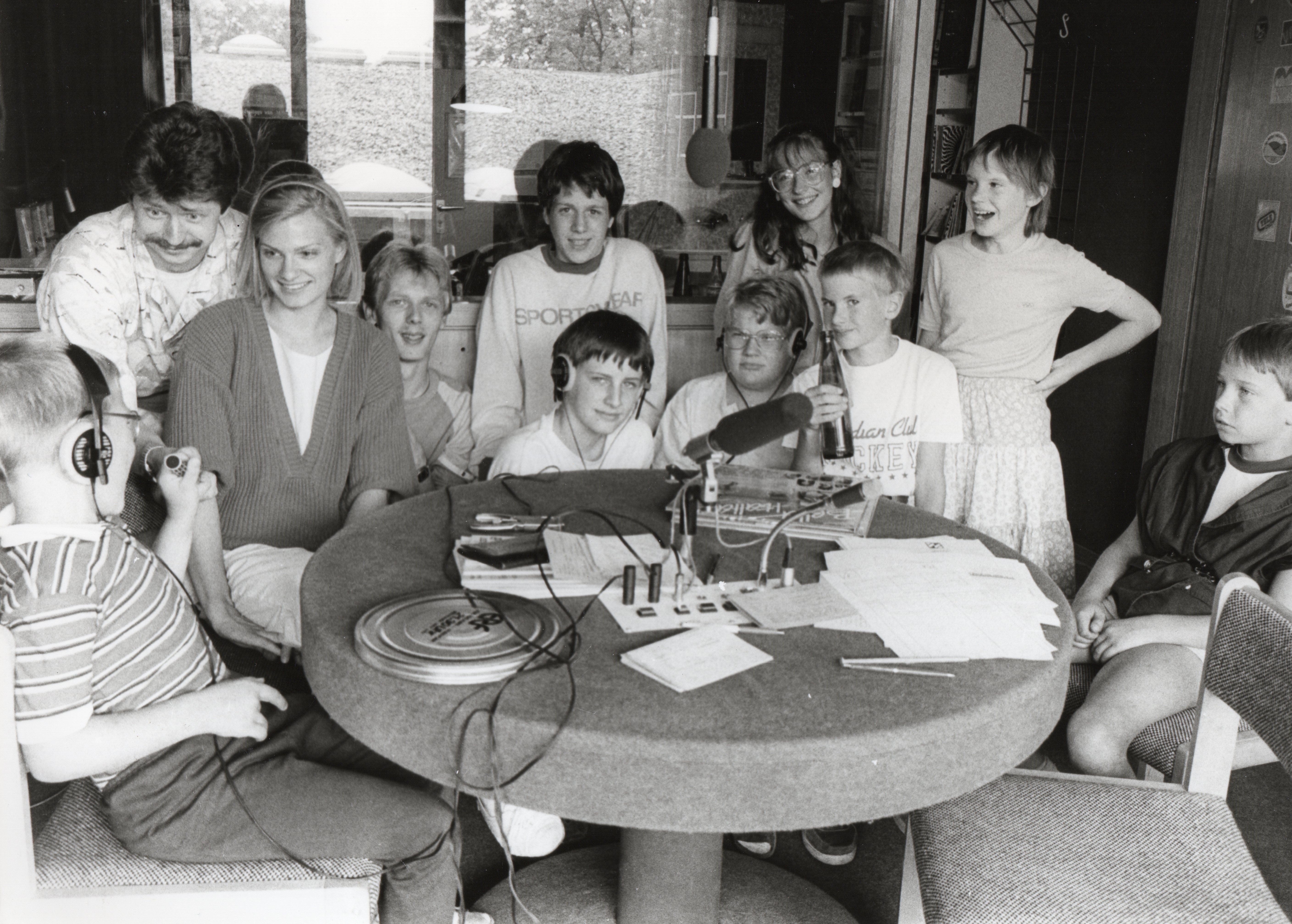 Kinder machten 1986 Programm: Regelmäßig gehörten Radioproduktionen zum Programm der Wittener Ferienspiele, die dann natürlich „live“ in die Patientenzimmer gesendet wurden. Hier helfen (v.l.) Rudi Müller (heute bei den Stadtwerken Witten), Andrea Seils (heute Pfarrerin im Kirchenkreis Bielefeld) und Steffen Fröhlich (heute Ratsmitglied in Witten) den Mädchen und Jungen bei den Sprechproben.