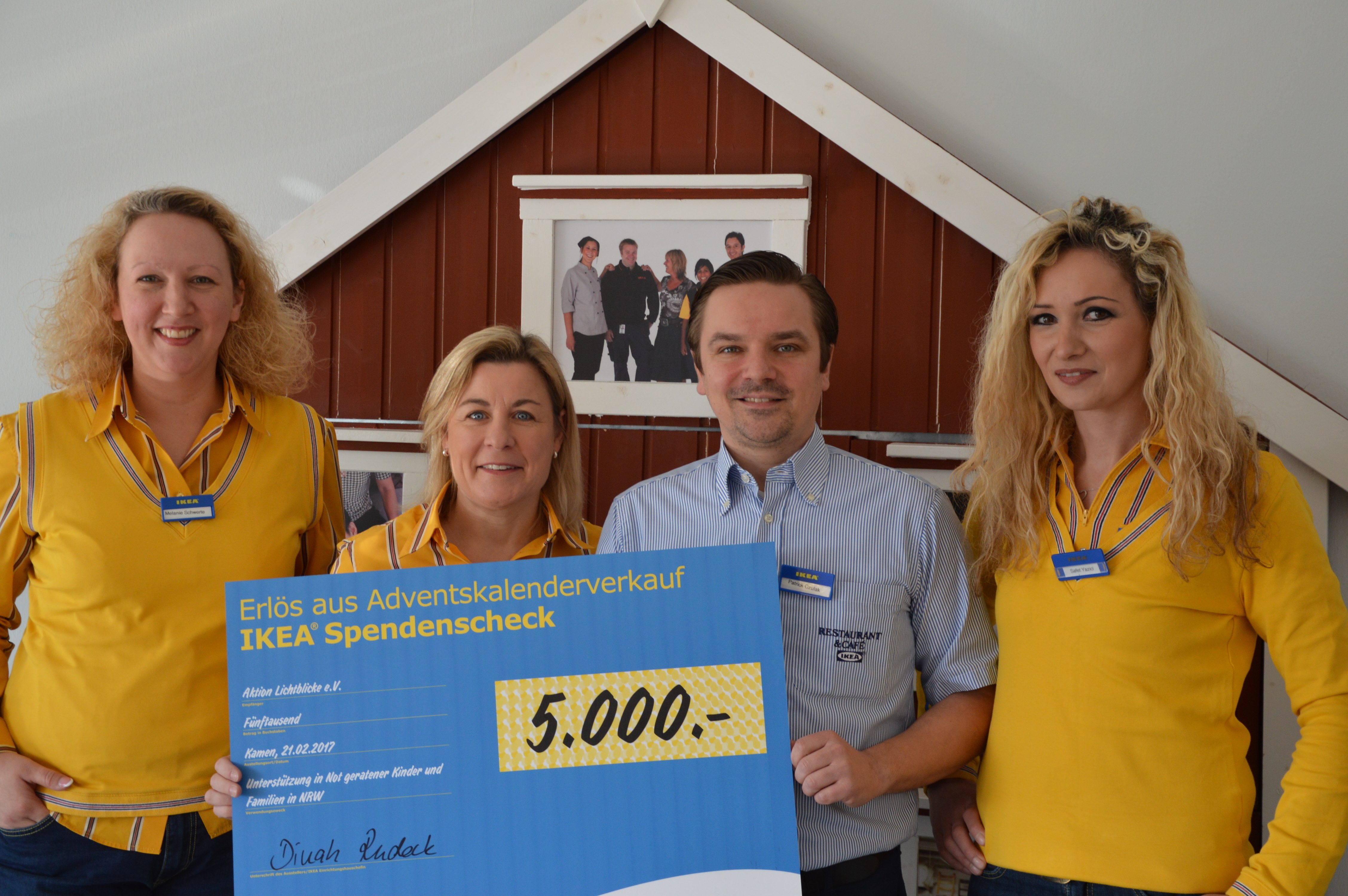 Symbolisch übergaben Dinah Rudack, Einrichtungshauschefin IKEA Kamen und Patrick Czulak, Restaurantleiter IKEA Kamen, zusammen mit Melanie Schwerte und Safet Yazici vom lokalen Marketing die Spende an Lichtblicke. Foto: privat