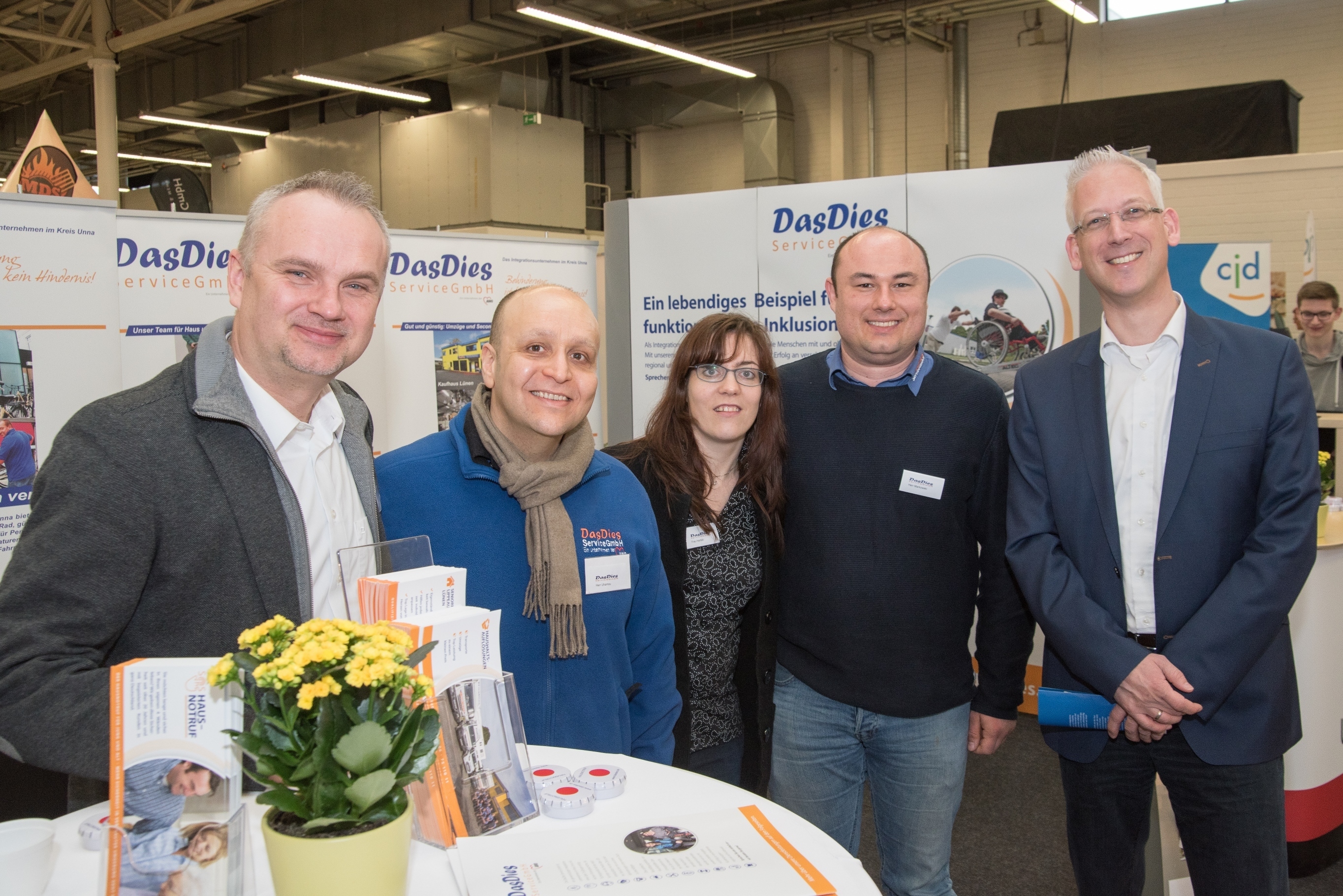 Kreisdezernent Torsten Göpfert (l.) tauschte sich mit Geschäftsführer Maciej Kozlowski (r.) und weiteren Mitarbeitenden über die Arbeit der DasDies Service GmbH aus.