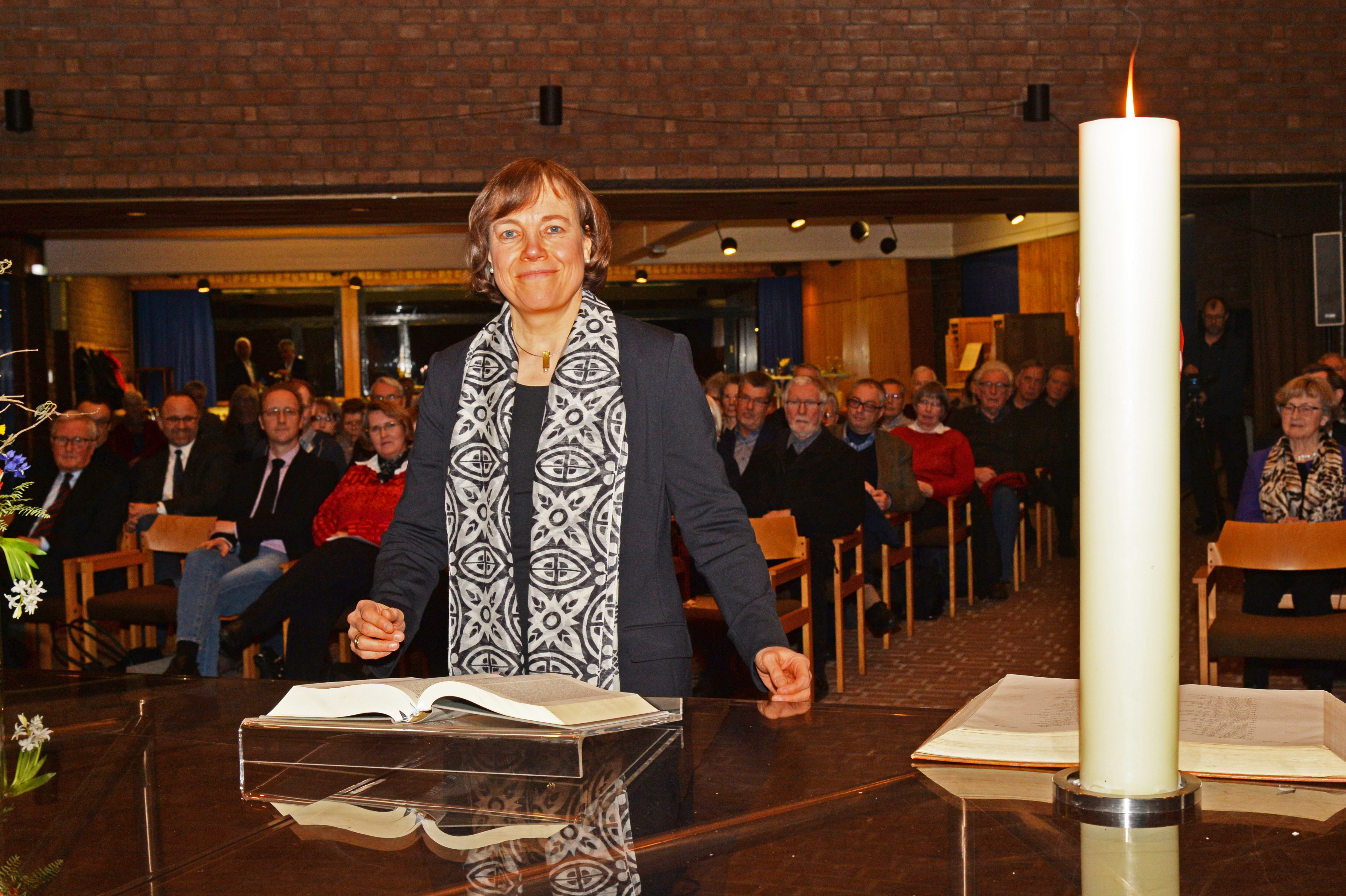 Die Präses der Evangelischen Kirche von Westfalen, Annette Kurschus, übergab im Barkenberger Gemeindezentrum die neuen Altarbibeln an die Kirchengemeinden des Kirchenkreises Gladbeck-Bottrop-Dorsten.