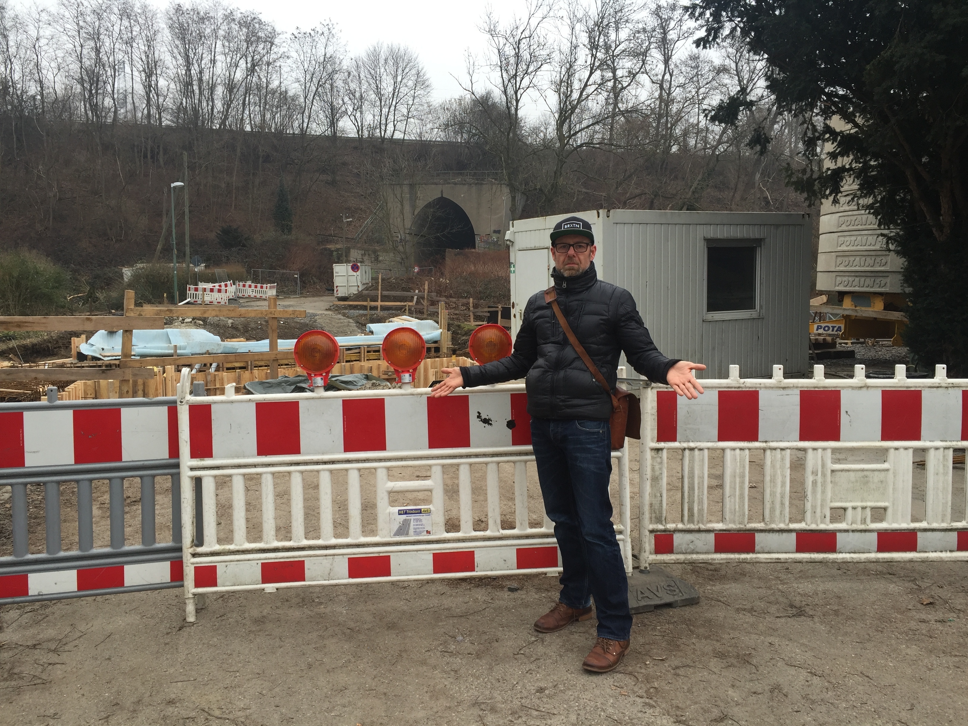 Wo geht es zum Buchenwäldchen? Andreas Fernezir vor der Baustelle an der Böhmerstraße.