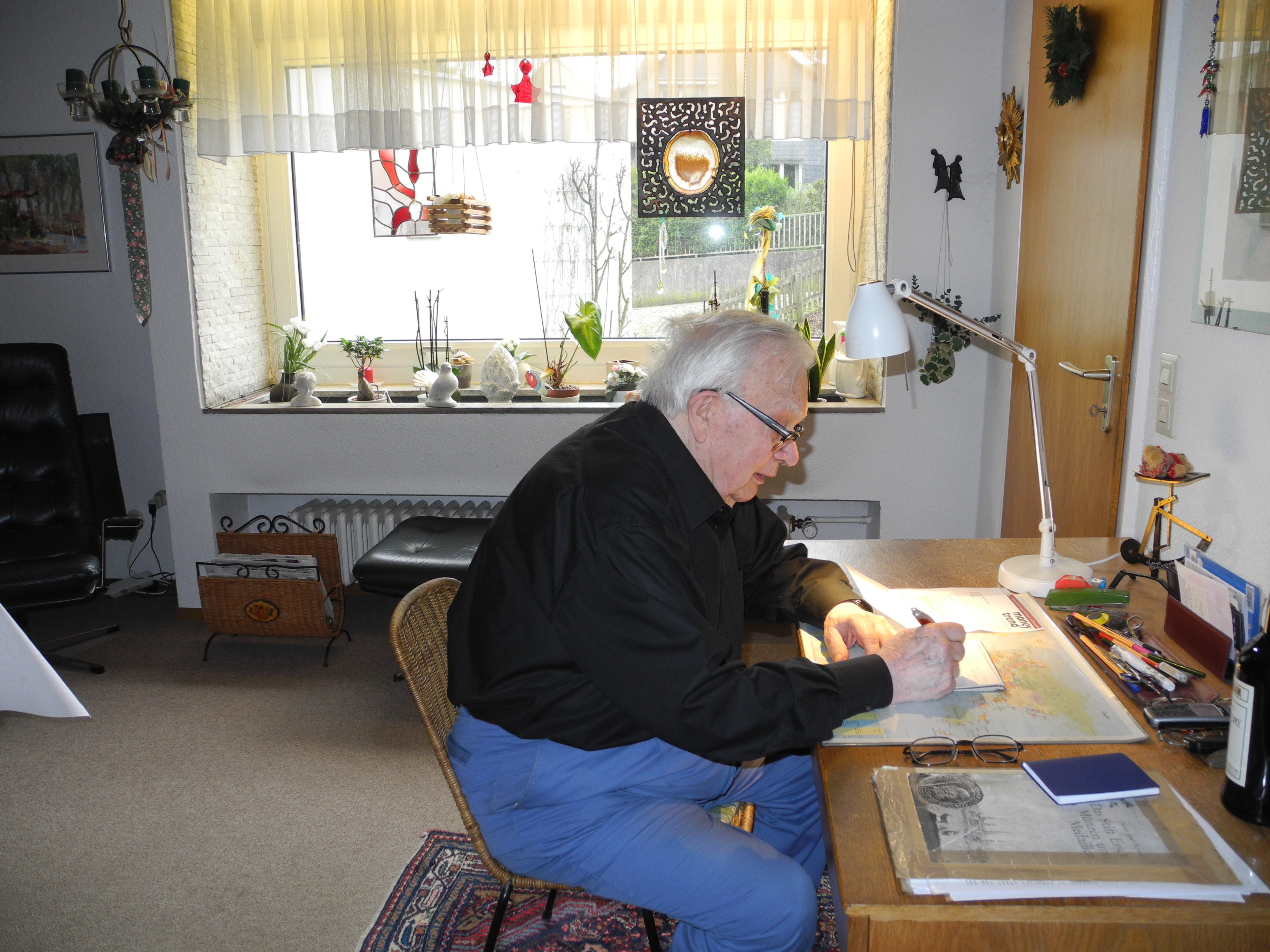 Der 89-jährige Heinz Josef Kramer bei seiner Arbeit. Und immer wieder fliegen von Jugendlichen schwere Geschosse gegen seine Fenster... Fotos Schattberg